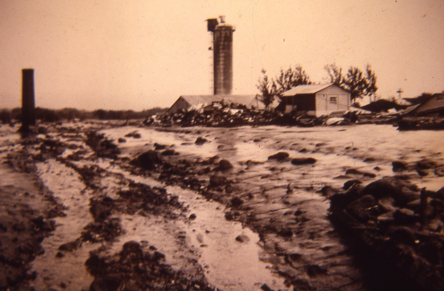 Casas y fábricas cerca del antiguo Campo Ayala en Taras, quedaron bajo el lodo y piedras por el lahar que bajó poco antes de la Navidad de 1963. Foto: suministrada por Guillermo Alvarado I.