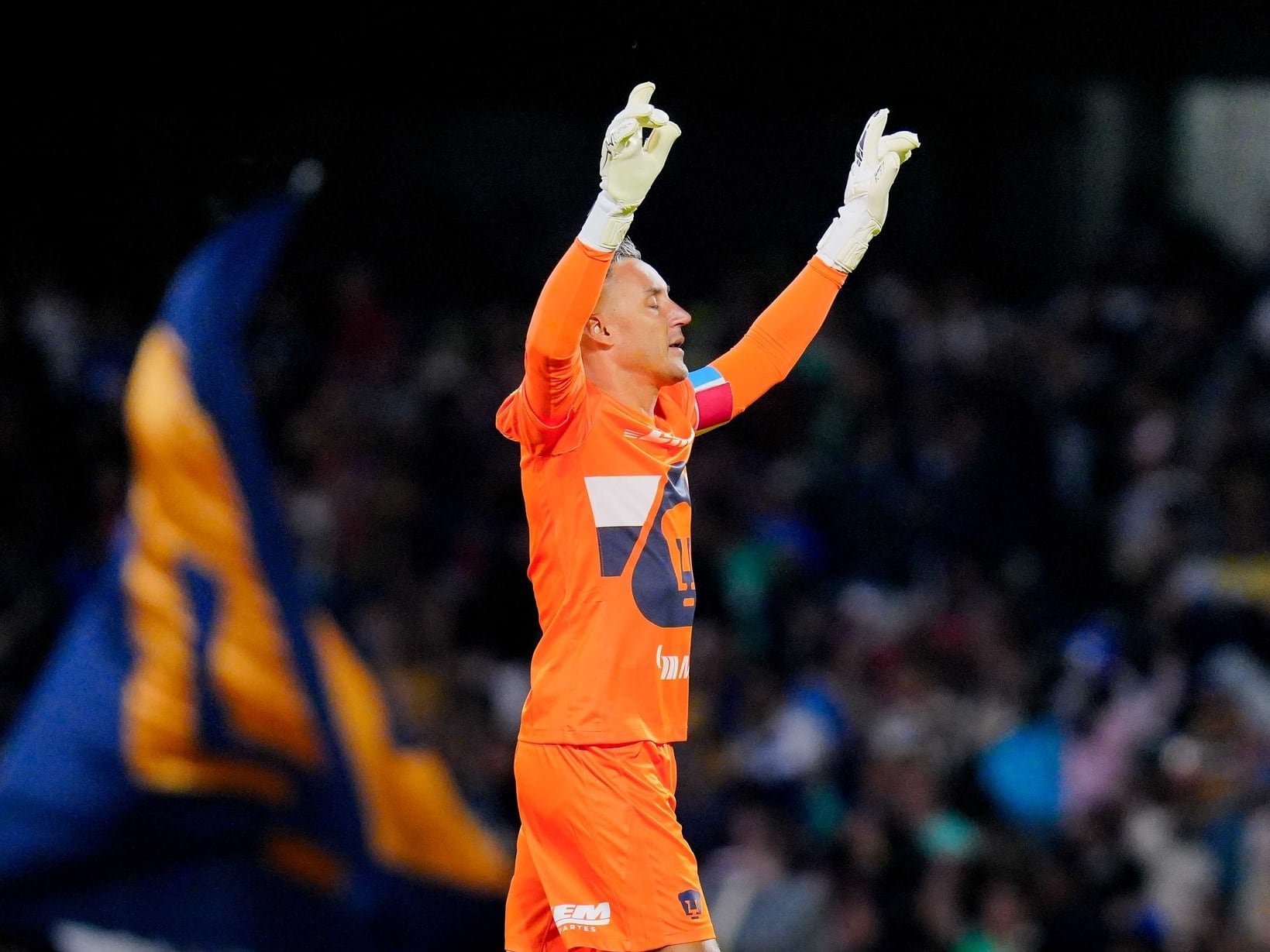 Keylor Navas celebró uno de los goles de Pumas contra Cruz Azul en el empate 2 a 2.