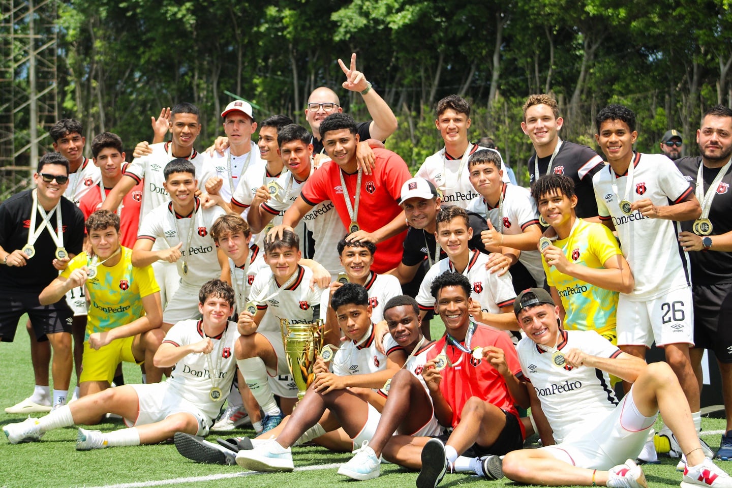 La U-19 de Liga Deportiva Alajuelense le ganó la Supercopa en penales a Cartaginés. Después de un empate 2-2, la definición desde el manchón blanco quedó 1-3.