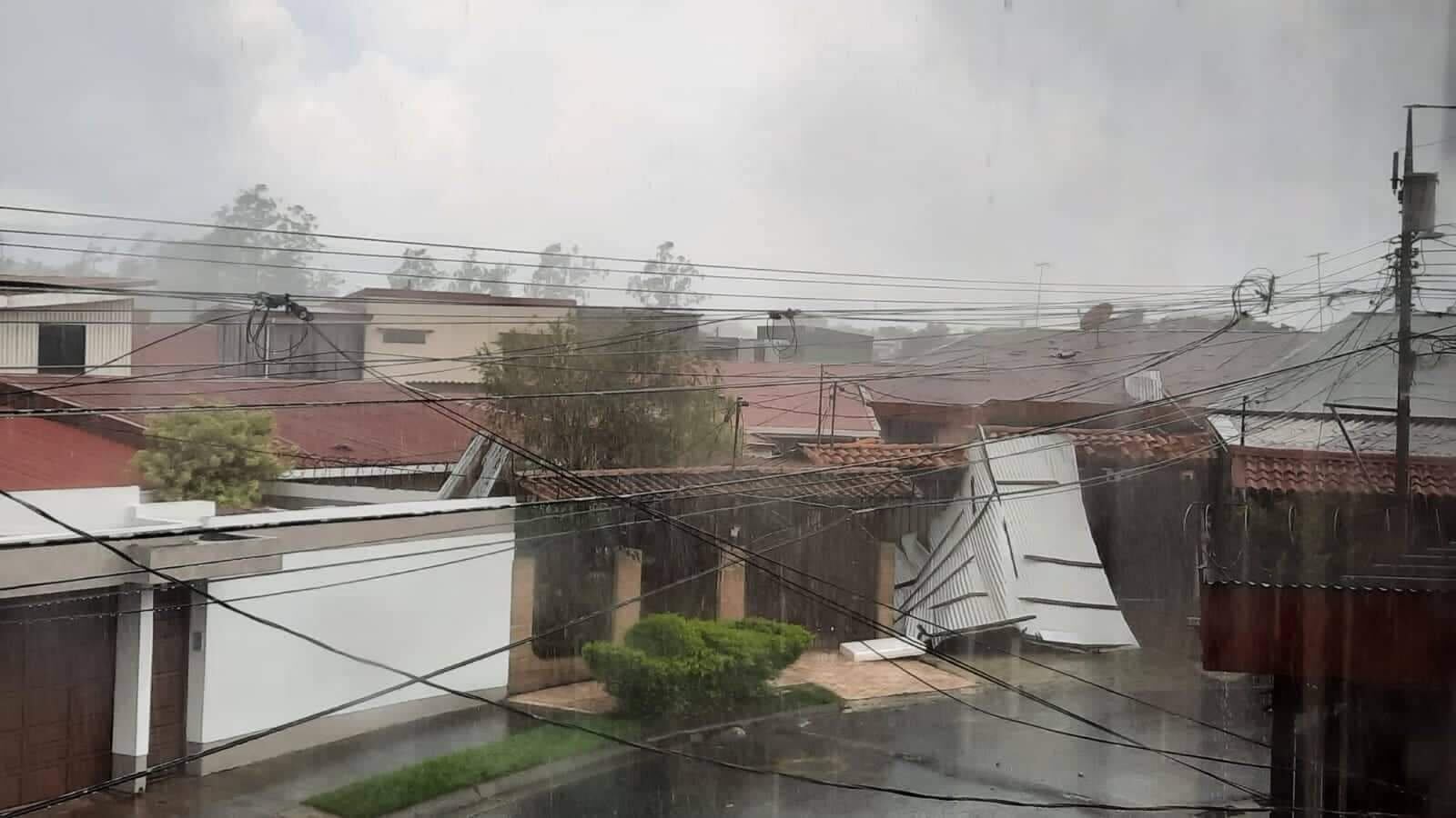 Torbellino afecta varias casas en Cartago. Foto Comunicaciones Cartago.