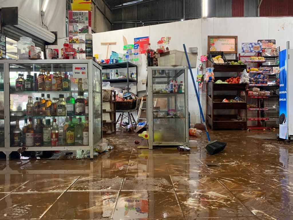 Comercios de zonas retiradas como Qeubrada Amarilla de Jacó, también tuvieron grandes pérdidas. Foto: Cortesía.