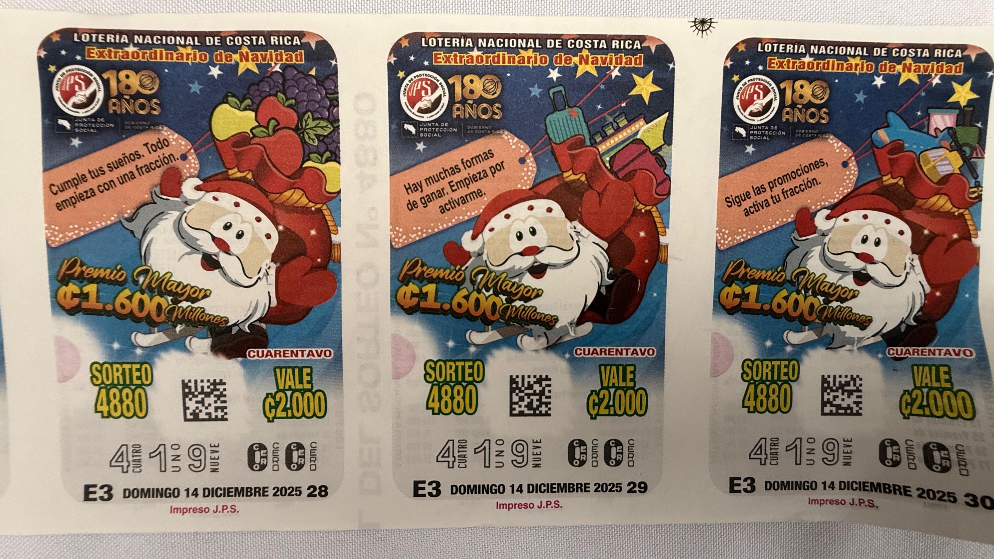 La Junta de Protección Social anunció el lunes 29 de setiembre el Gordo Navideño 2025 con un premio mayor de 8 mil millones de colones en 5 emisiones, pagando 1.600 millones de colones por cada emisión. Cada entero es de 40 fracciones y vale 80 mil colones, cada pedacito vale 2 mil colones y con cada pedacito se gana, con el premio mayor, 40 millones de colones.