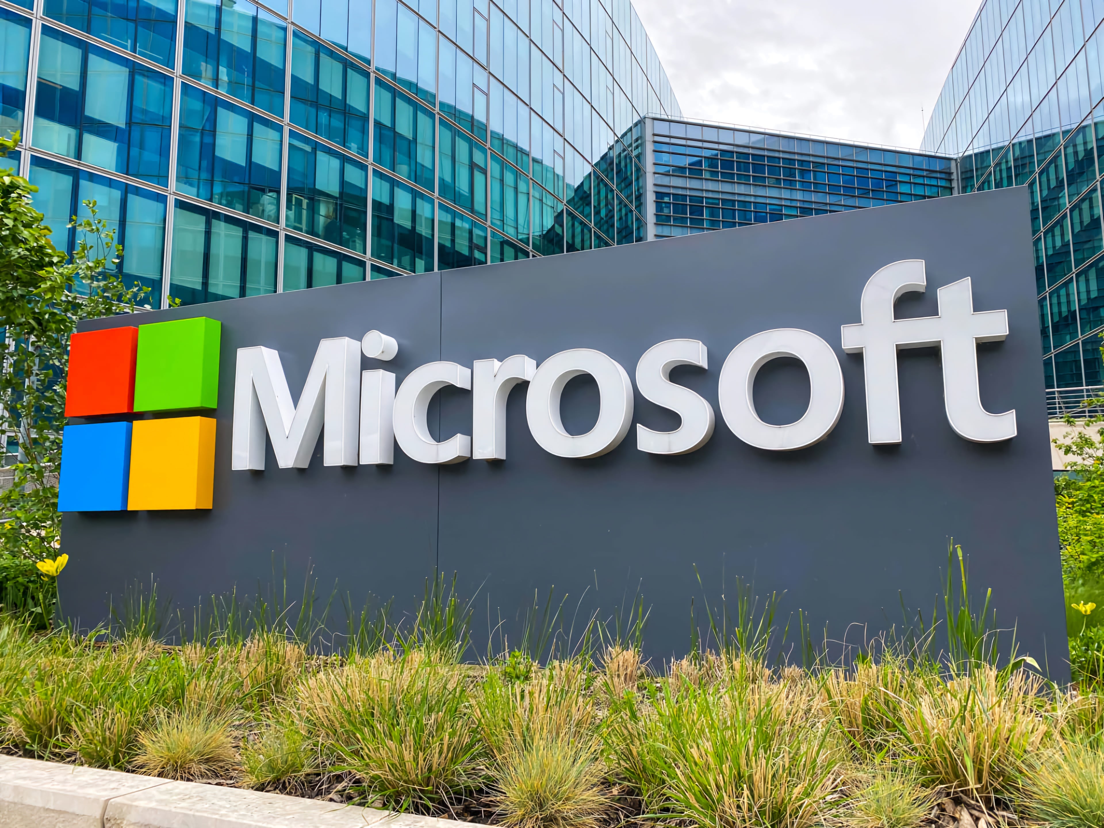 Logotipo de Microsoft y edificios de oficinas