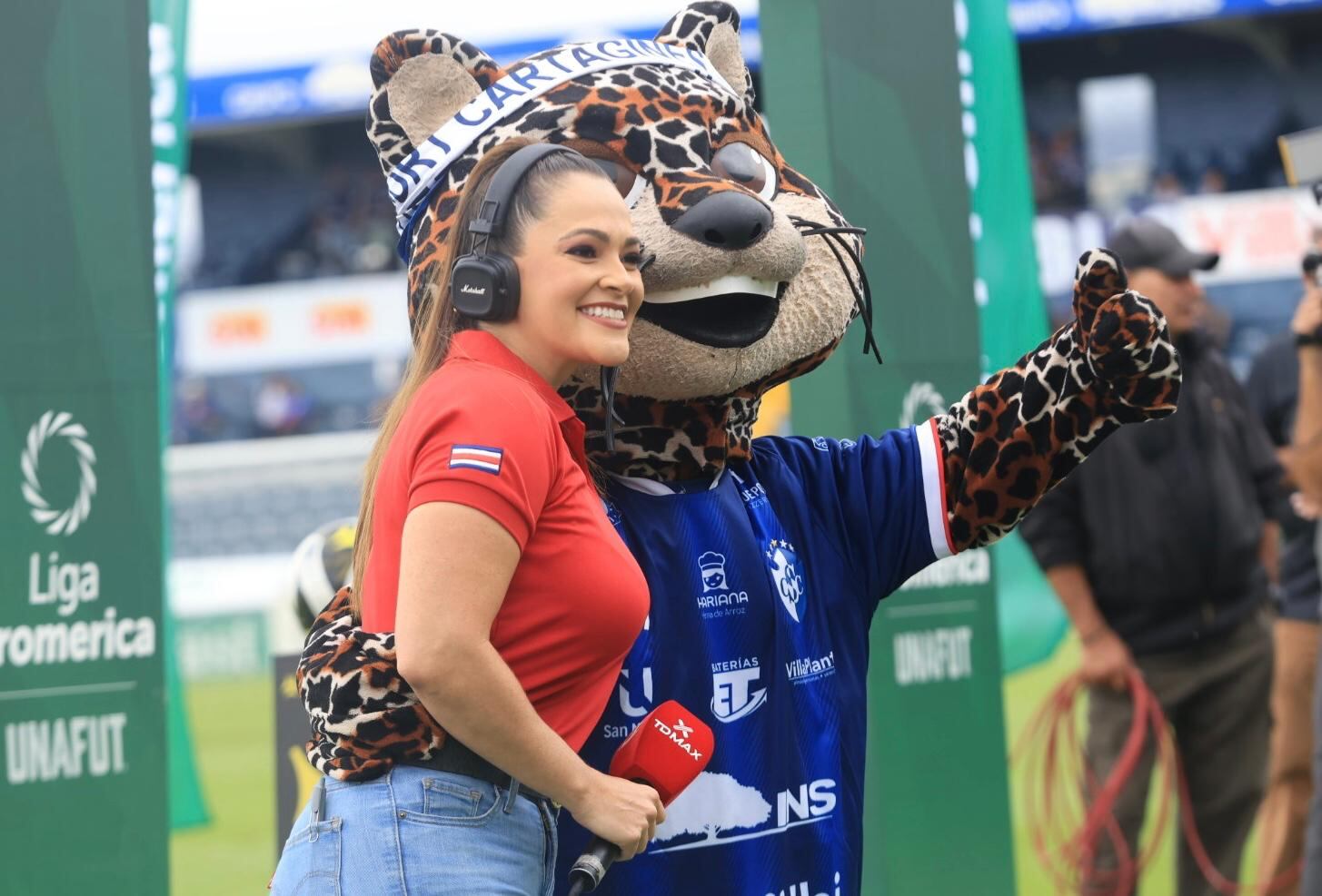 La periodista Gabriela Jiménez, durante su encuentro con Max, el manigordo del Cartaginés.