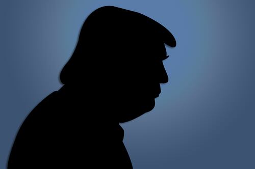 Silueta de Donald Trump sobre fondo azul, destacando su influencia en la fragilidad de las democracias y los derechos humanos.
