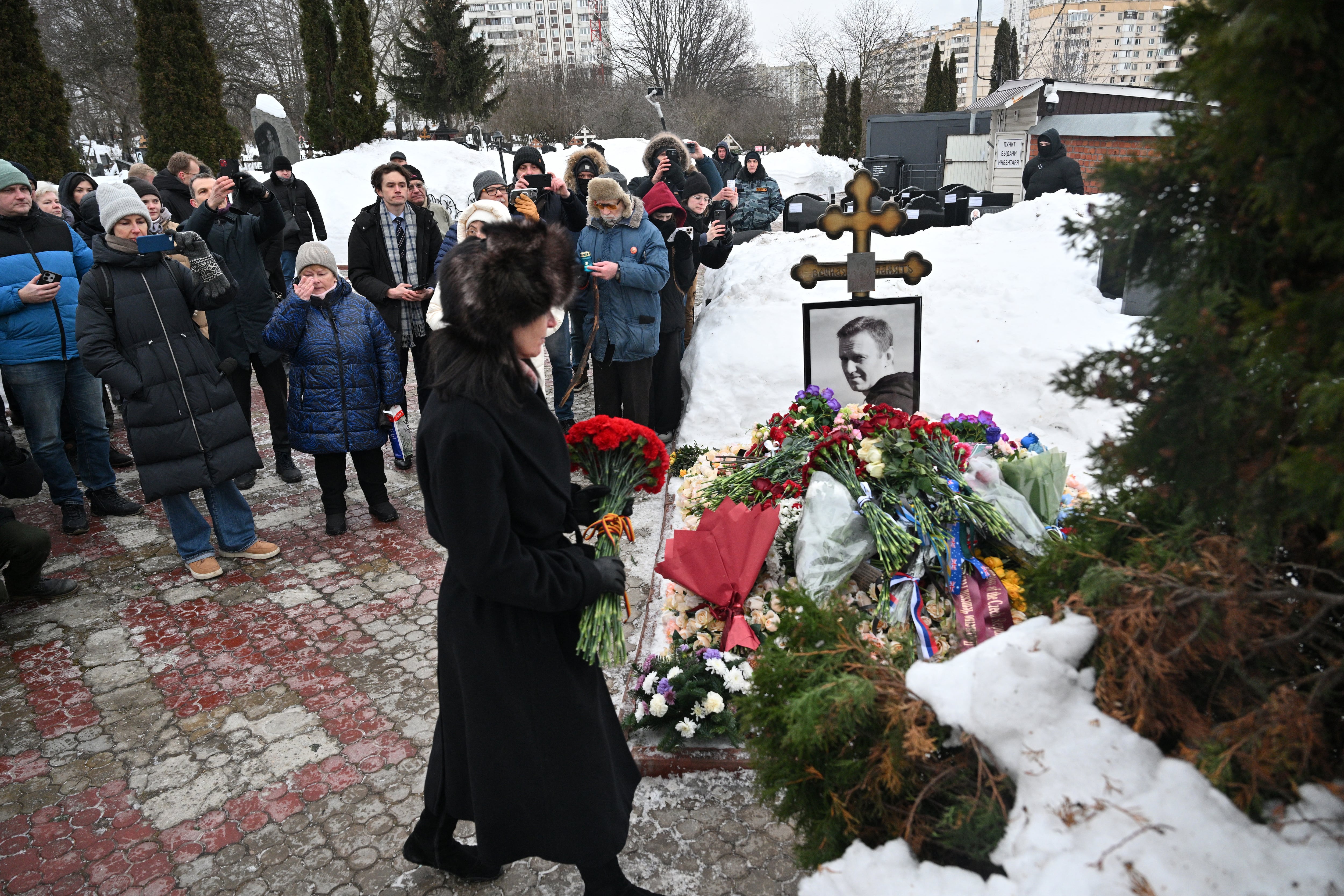 Diplomáticos extranjeros depositan flores en la tumba del líder opositor ruso Alexéi Navalny, en el cementerio de Borisovo, Moscú, este 16 de febrero, conmemorando el segundo aniversario de su muerte en una colonia ártica.