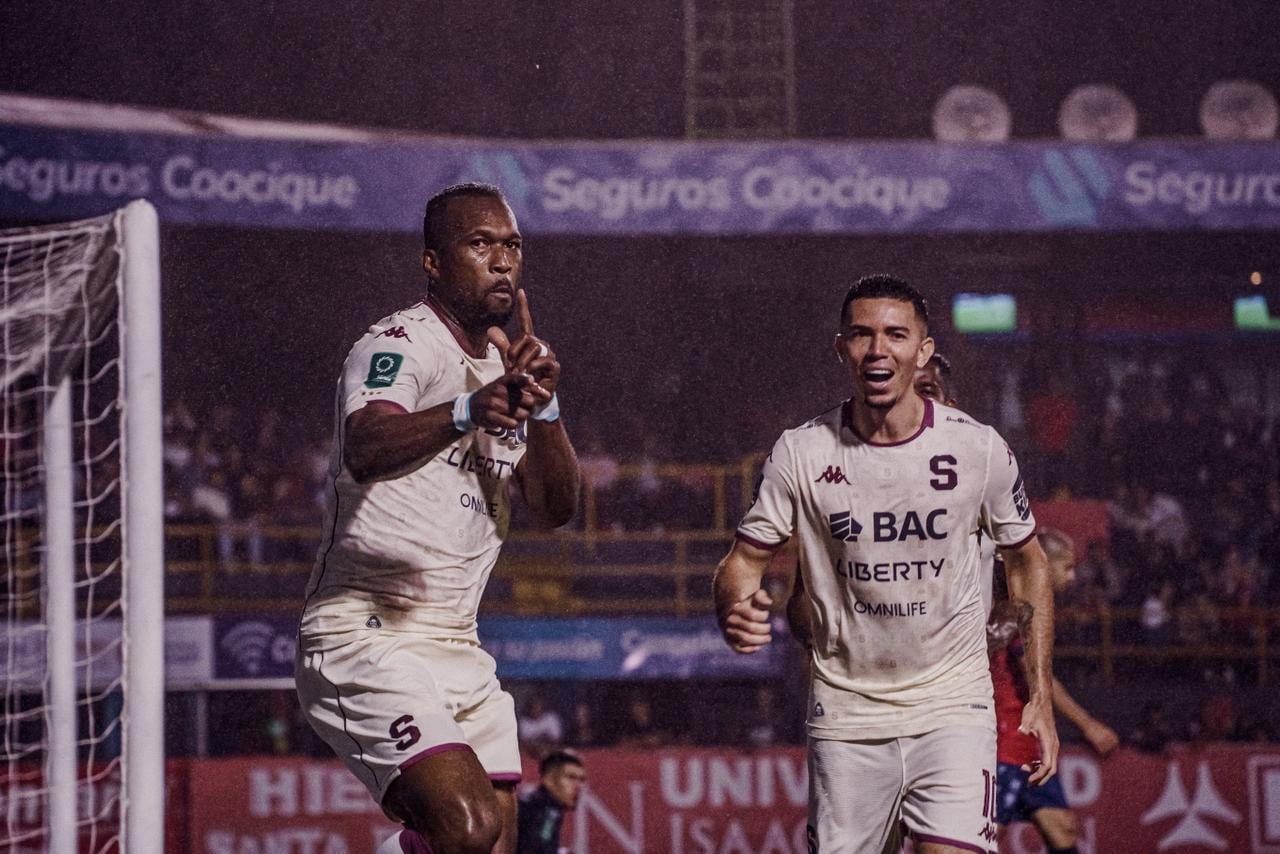Saprissa derrotó 3-1 a San Carlos en el estadio Carlos Ugalde.