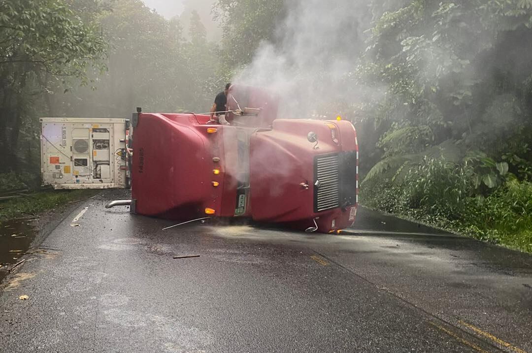 Carretera permanecerá cerrada hasta que se remueva el tráiler de la ruta y se lave el combustible