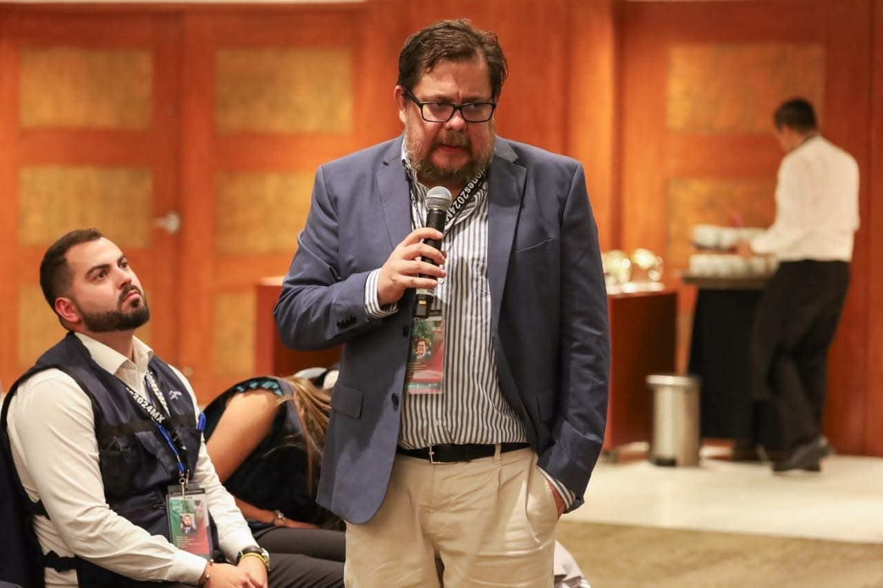 Eduardo Brenes dando declaraciones.