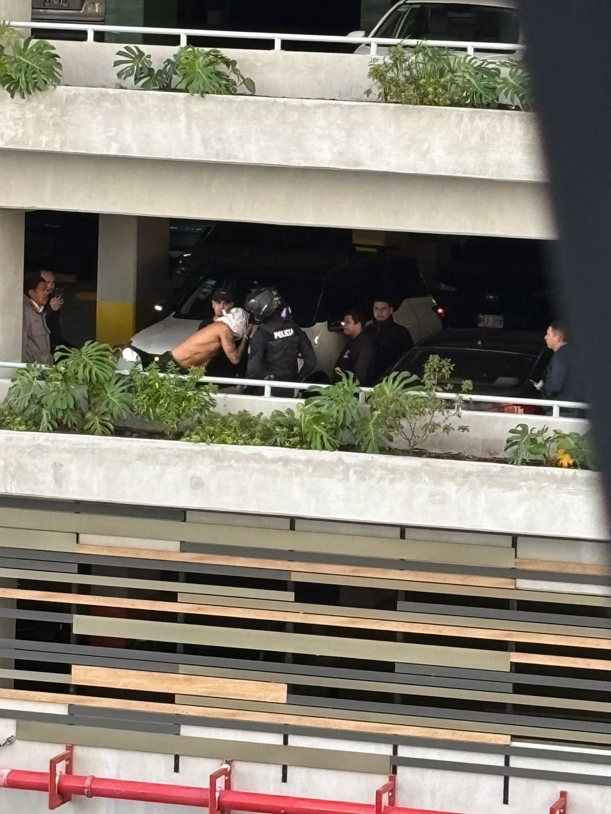 Varios vecinos y cámaras de vigilancia captaron el incidente del mediocampista de LDA, Alejandro Bran, con la Fuerza Pública, en un parqueo privado.