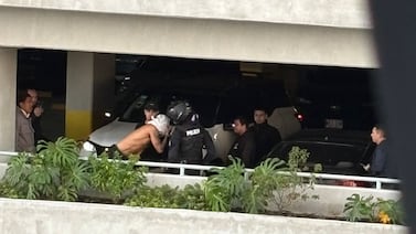 Alejandro Bran, esposado, sin camisa y en patrulla: vea incidente que requirió intervención de la Fuerza Pública