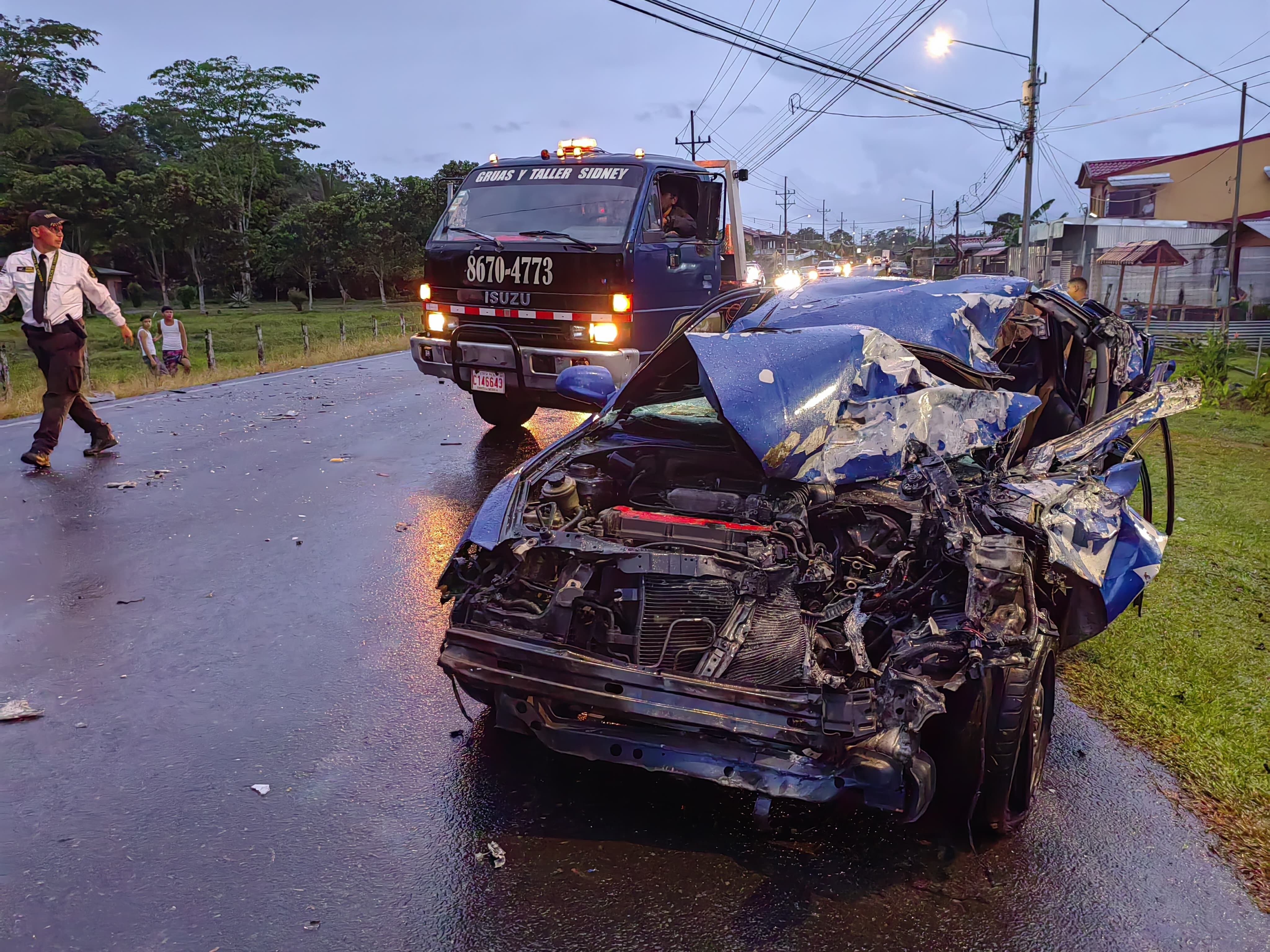 Imágenes captadas en el sitio del siniestro muestran las afectaciones que sufrió el vehículo tras colisionar con el autobús.