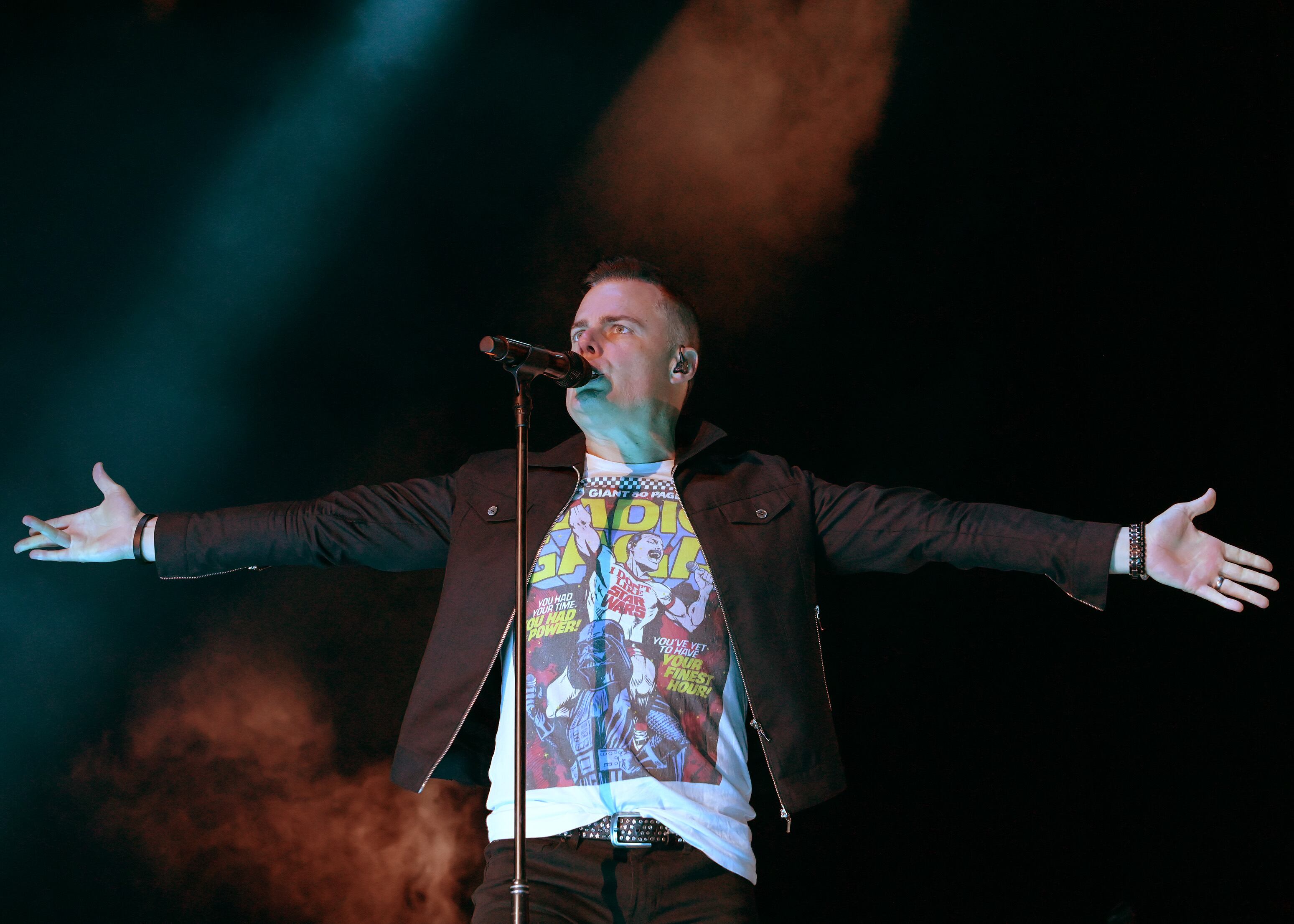 Marc Martell en concierto cantando.