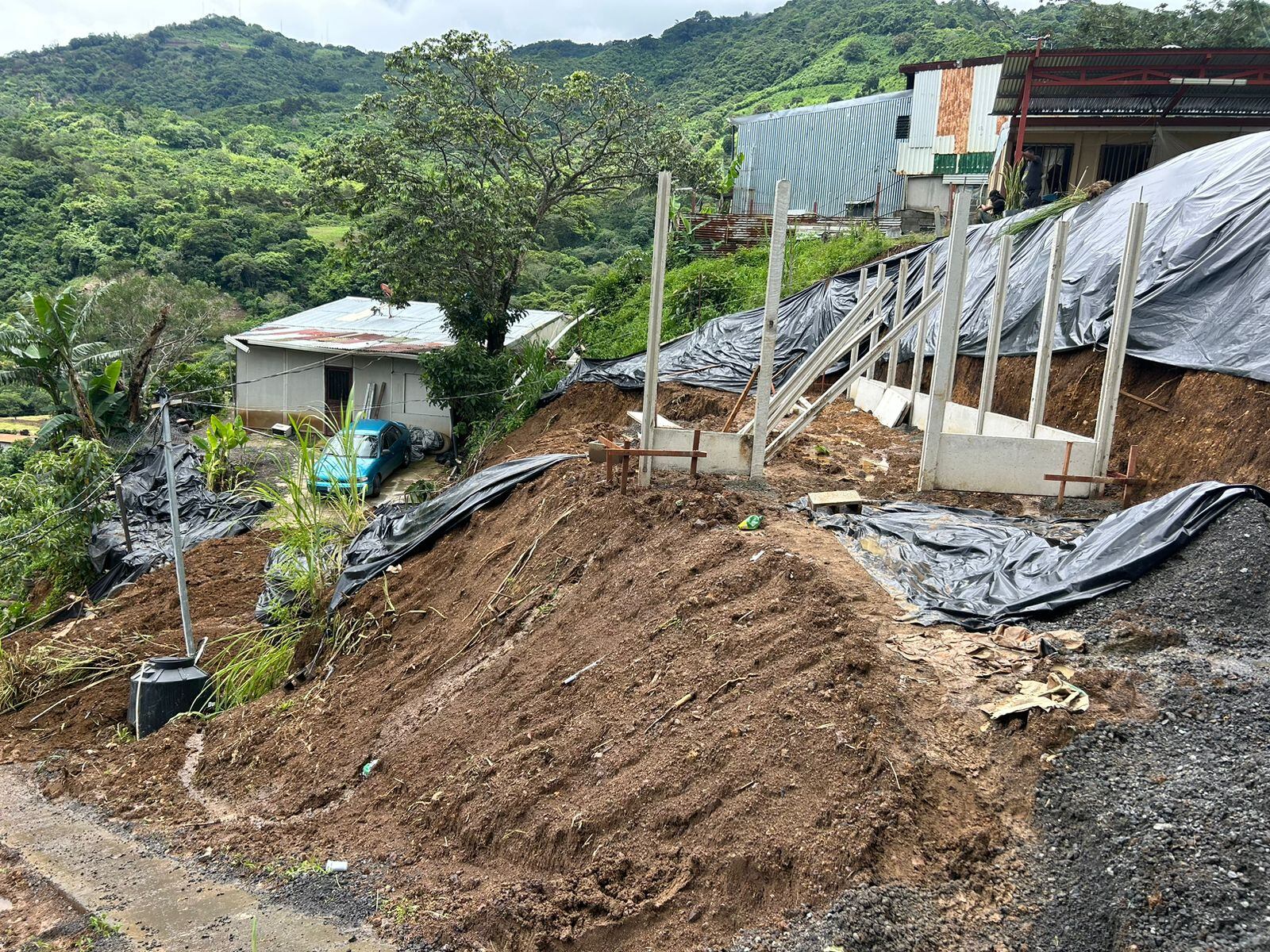 En Matinilla de Salitral, Santa Ana, un deslizamiento afectó tres casas y cuatro personas tuvieron que irse a un albergue en la madrugada de este 28 de junio. Foto: Cortesía.