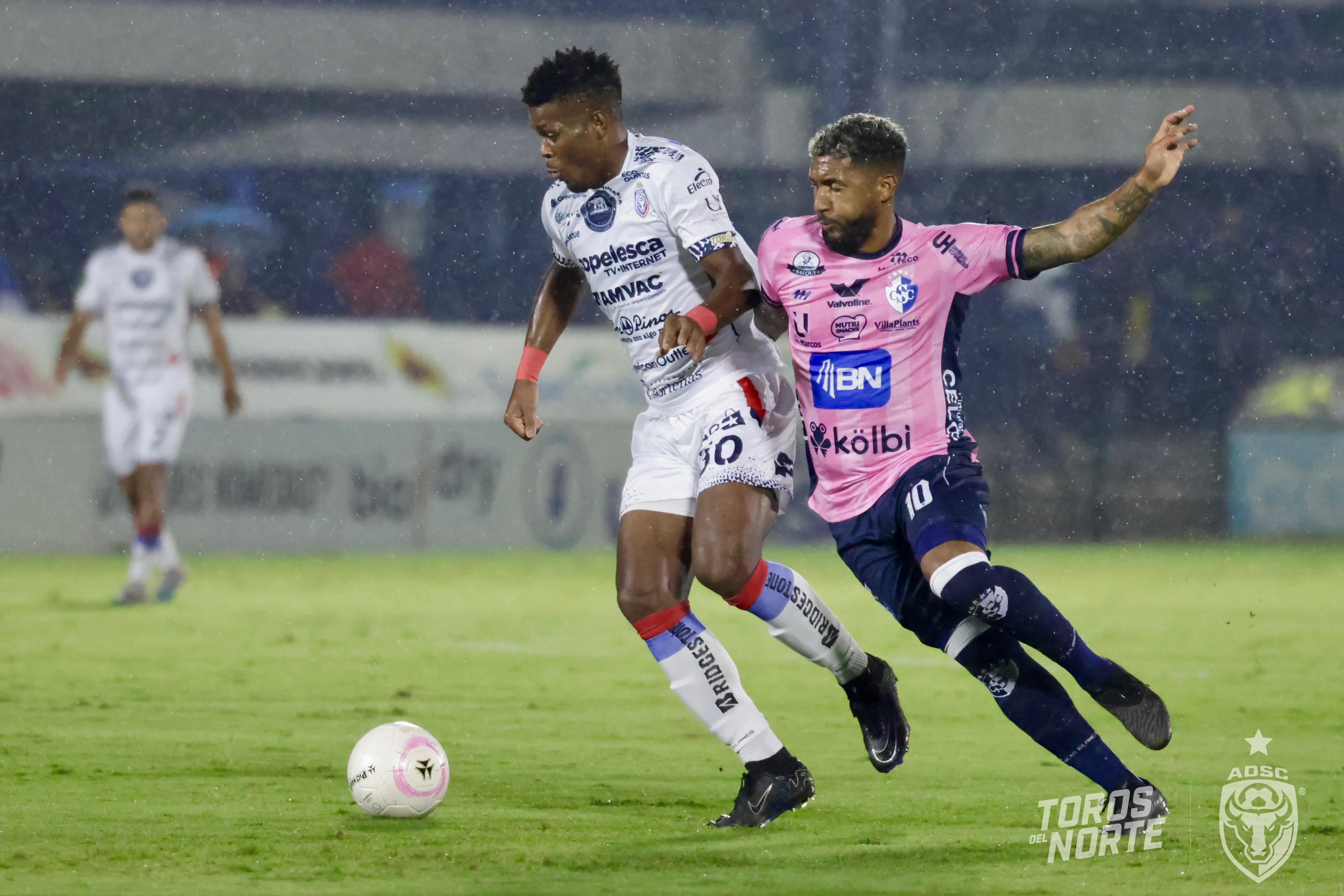 El atacante de San Carlos, Daniel Díaz (izquierda) y el volante de Cartaginés Dylan Flores, tuvieron un duelo parejo en el Fello Meza.
