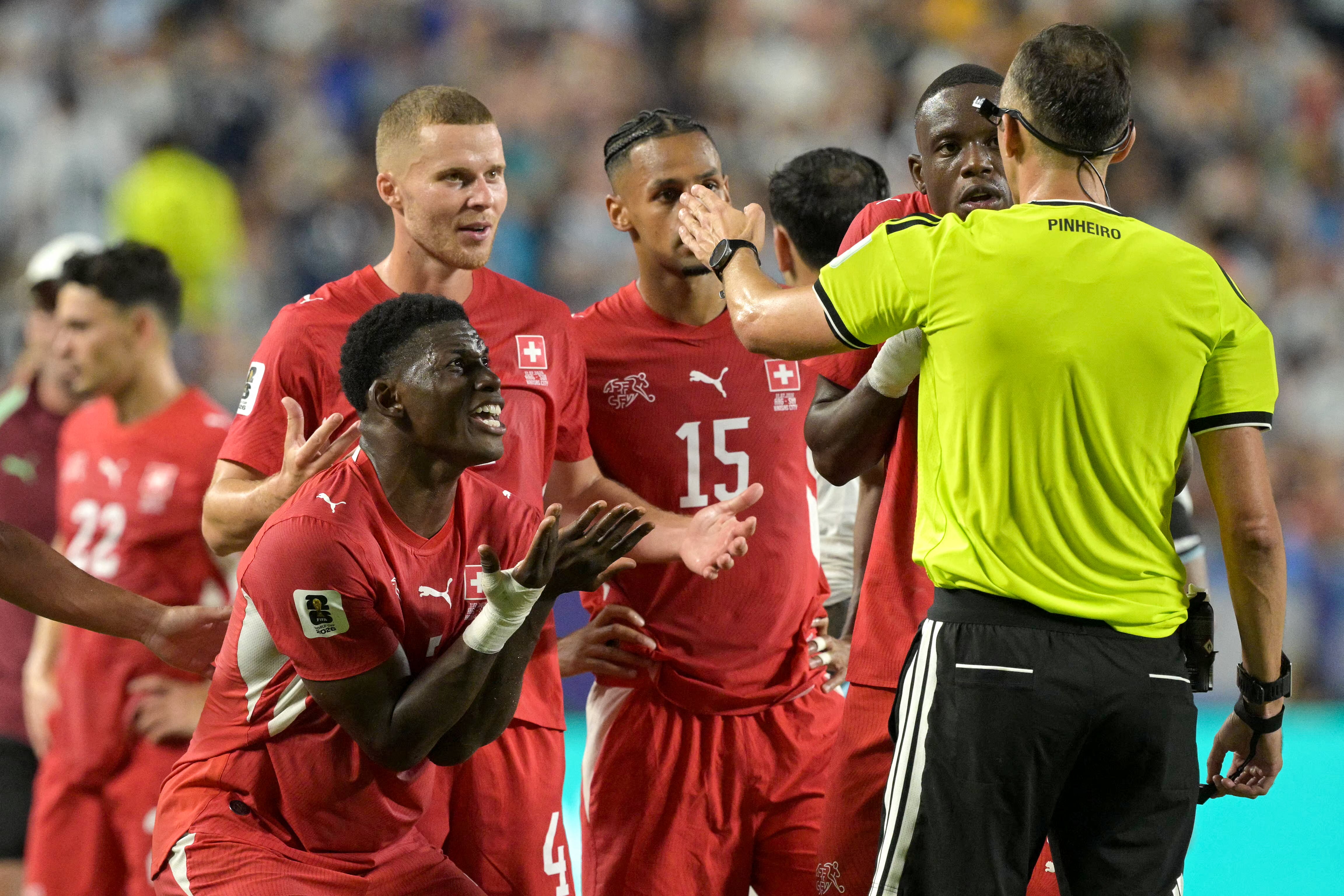 El delantero de Suiza Breel Embolo reacciona luego de que el árbitro portugués Joao Pinheiro le mostrara la tarjeta roja en el duelo ante Argentina por el Mundial 2026.