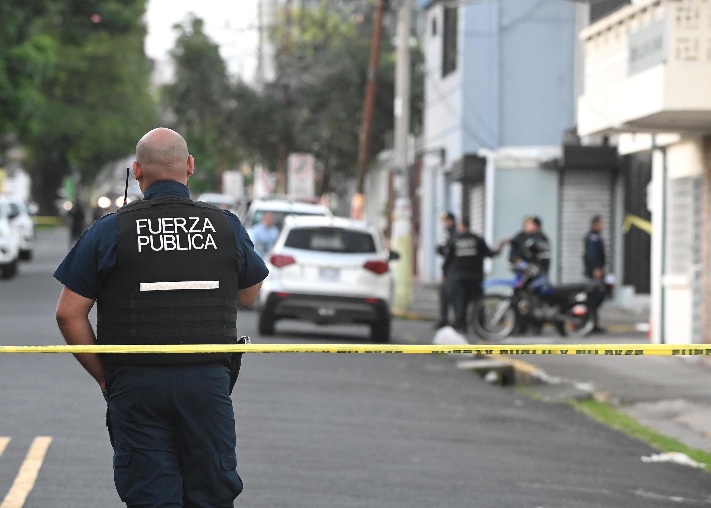 15 de julio del 2025. Barrio González Lahman. 18:00 hrs. El OIJ en coordinación con la Fuerza Pública realiza la recolección de indicios en la escena del crimen de un homicidio ocurrido en el barrio González Lahman estar tarde a las 4:15 minutos. En la escena fueron capturados dos sospechosos y decomisadas dos armas de fuego. En la foto: Autoridades del OIJ y la Fuerza Púbica investigan la escena del crimen. Foto: Albert Marín