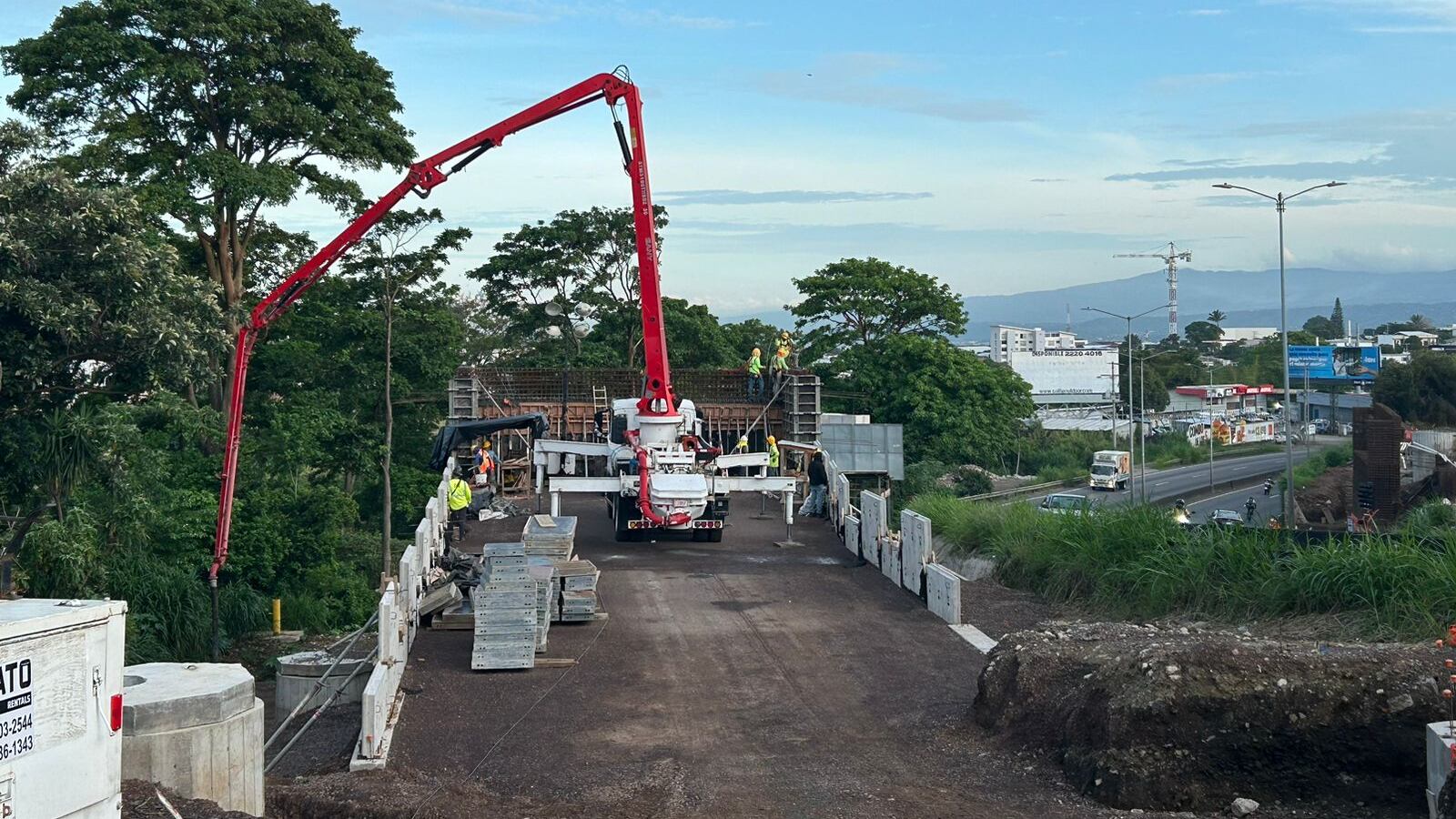 La estructura metálica del paso elevado entre Hatillo 7 y 8 comenzó a ensamblarse y la obra ya alcanza un 41% de avance.