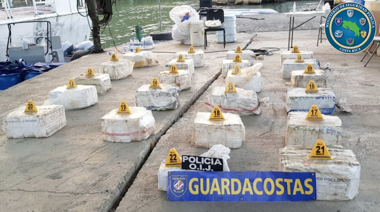 La totalidad de la droga fue llevada a un lugar seguro para su conteo definitivo y ver de qué tipo se trata, lo cual informarán las autoridades este lunes. Foto: MSP.