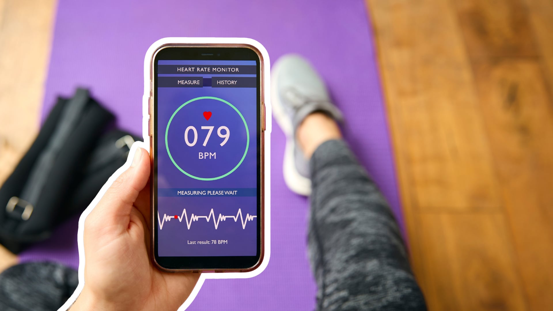 El seguimiento constante de métricas de salud mediante dispositivos tecnológicos puede alertar sobre cambios importantes, ayudando a acudir a un médico a tiempo.