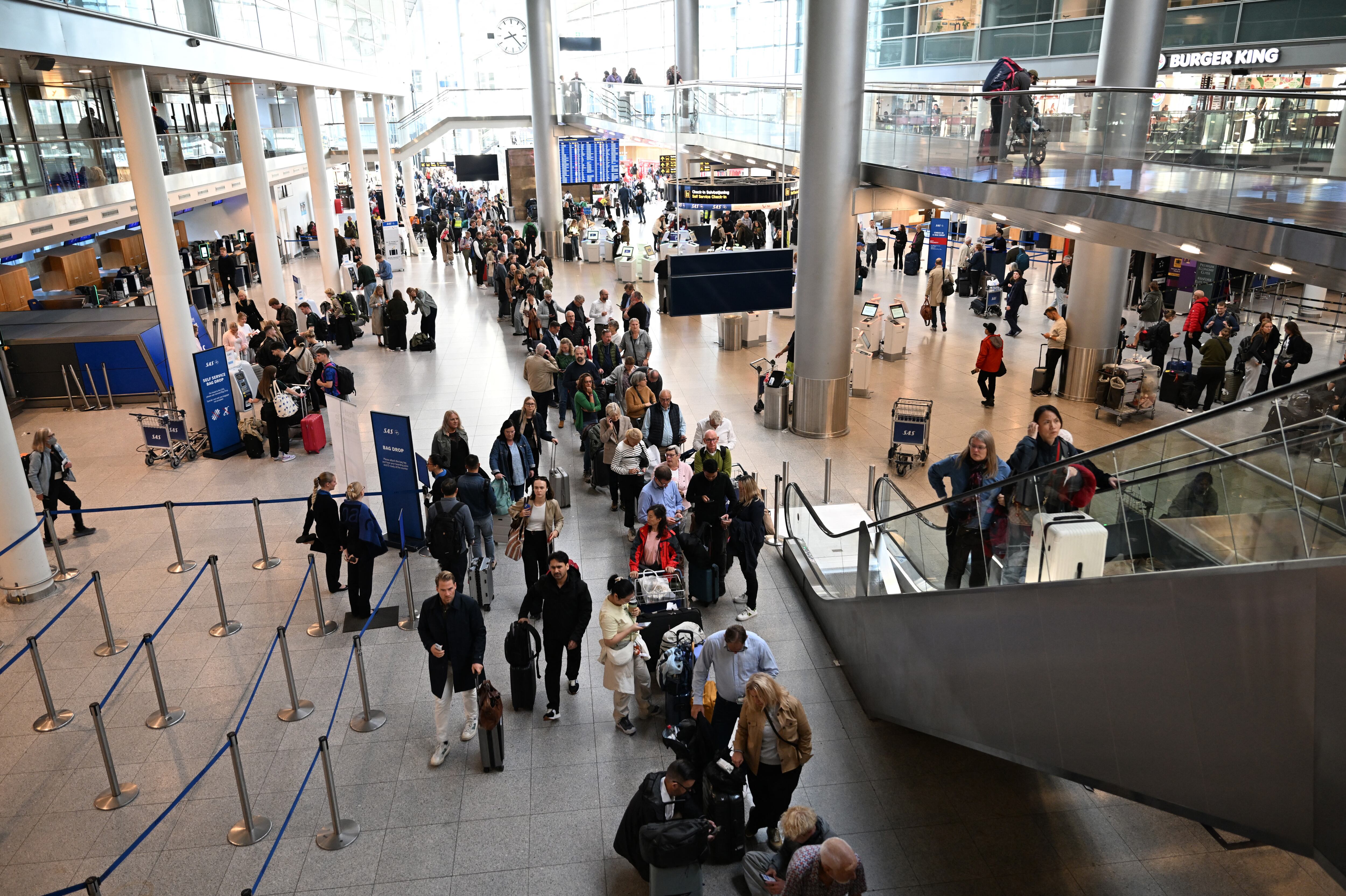 Pasajeros hacen fila para obtener nuevos billetes en el punto de servicio del Aeropuerto de Copenhague, Dinamarca, este 23 de septiembre de 2025. La policía danesa declaró que este 26 de setiembre el vuelo de drones de gran tamaño sobre el aeropuerto de Aalborg afectó el tráfico aéreo. Fotografía: