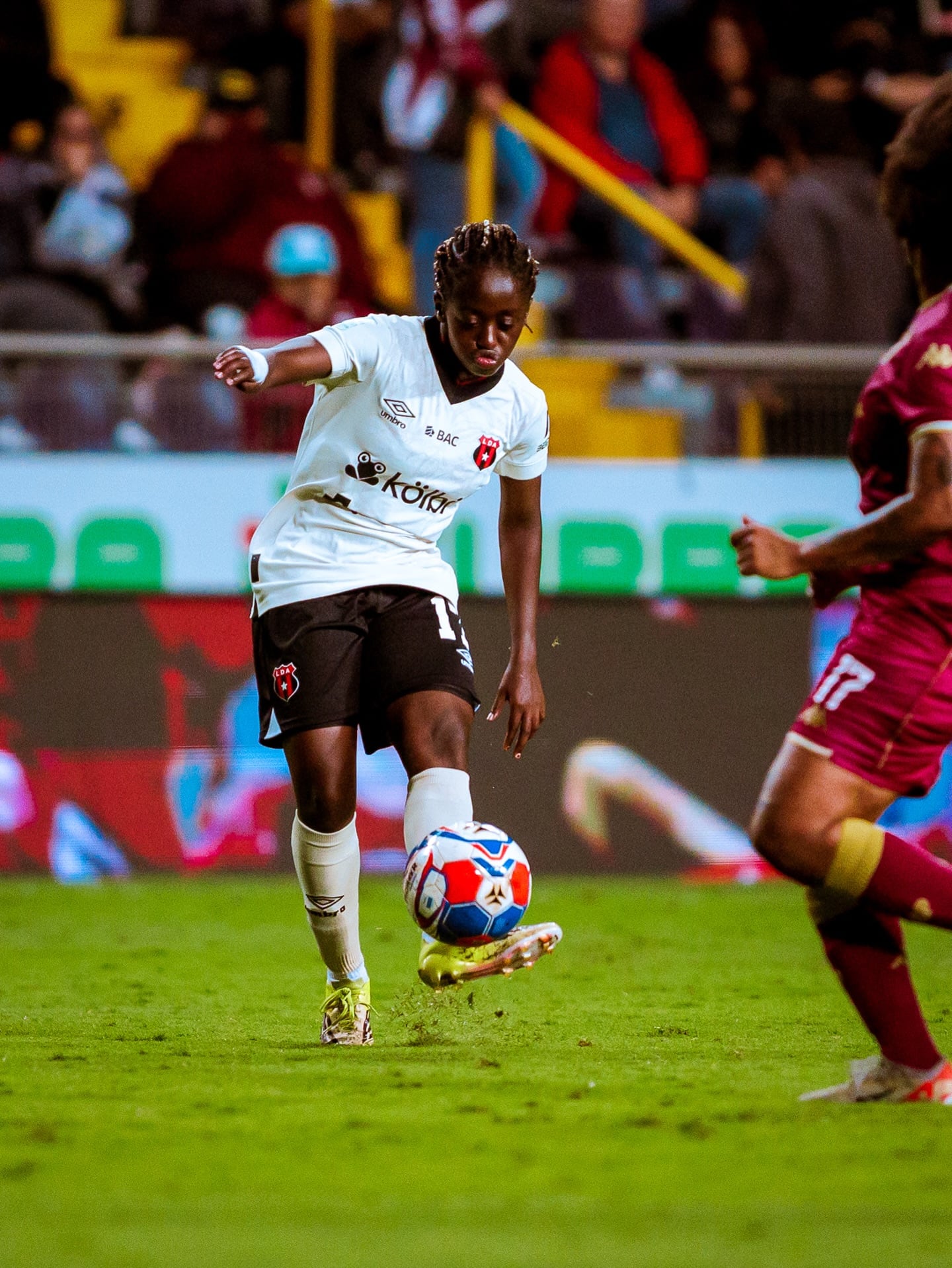Alisha Lindo de Alajuelense impactó un balón en el juego contra Saprissa.