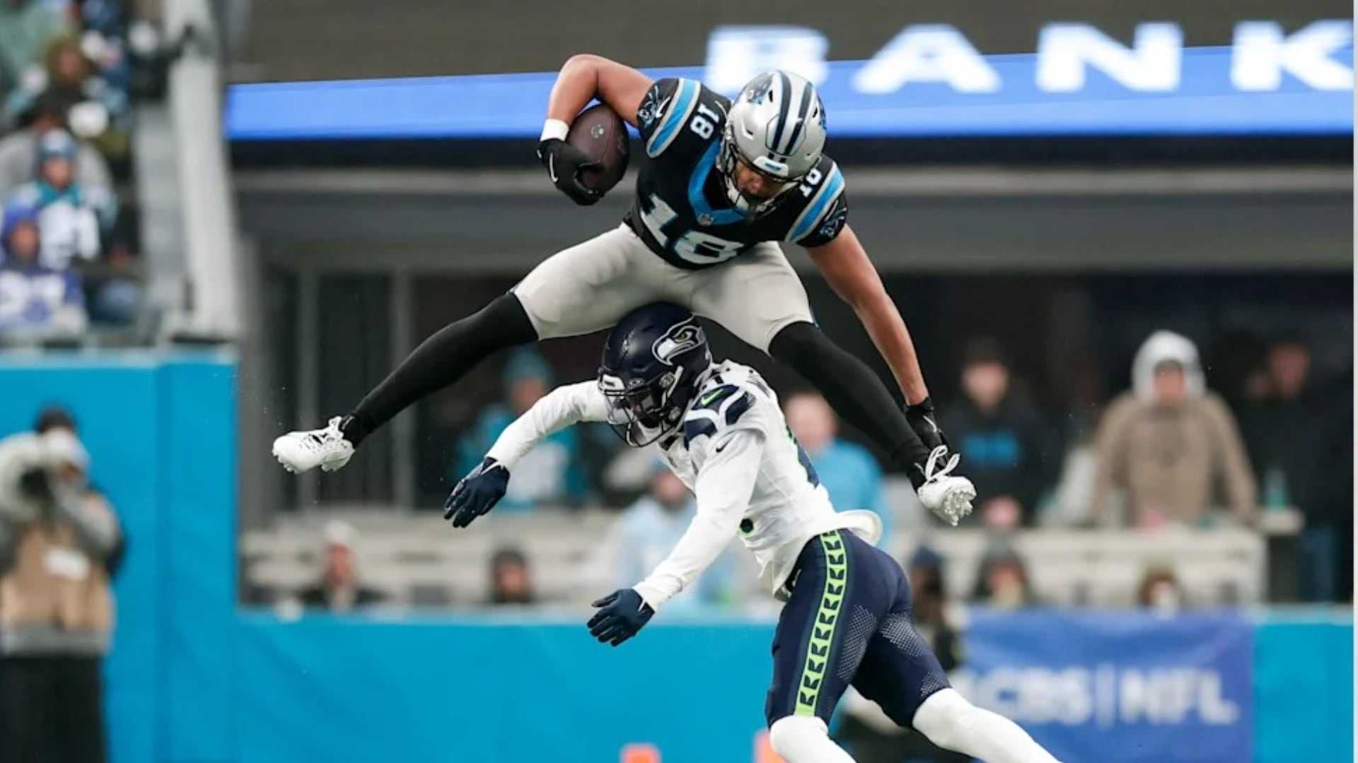 Los Carolina Panters abrirán los playoffs de la NFL en un juego contra Los Ángeles Rams.