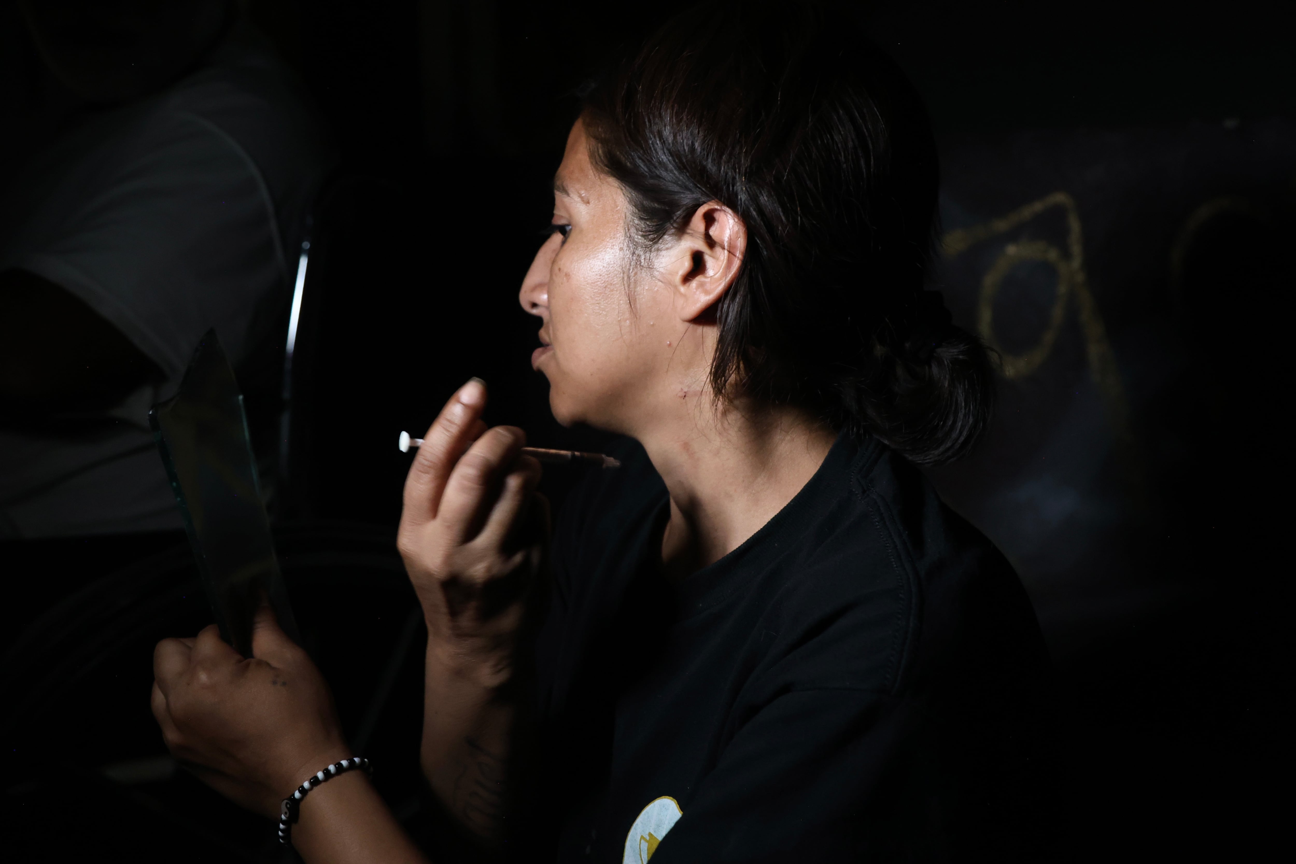 Jessi es una mujer de 19 años, adicta a diversas drogas. Las historias de consumo de fentanilo se apoderaron poco a poco de las calles de Mexicali, donde ella se mueve. Mexicali es la capital del estado de Baja California del norte de México, en la frontera con EE.UU. Fotografía: