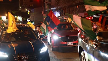 A dos días de las elecciones, la fuente de la Hispanidad se llena de banderas y fervor político: vea las imágenes y videos