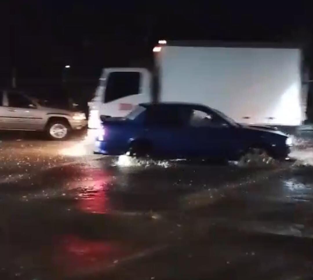 Las lluvias de estar tarde provocaron desbordamientos e inundaciones en San Carlos.