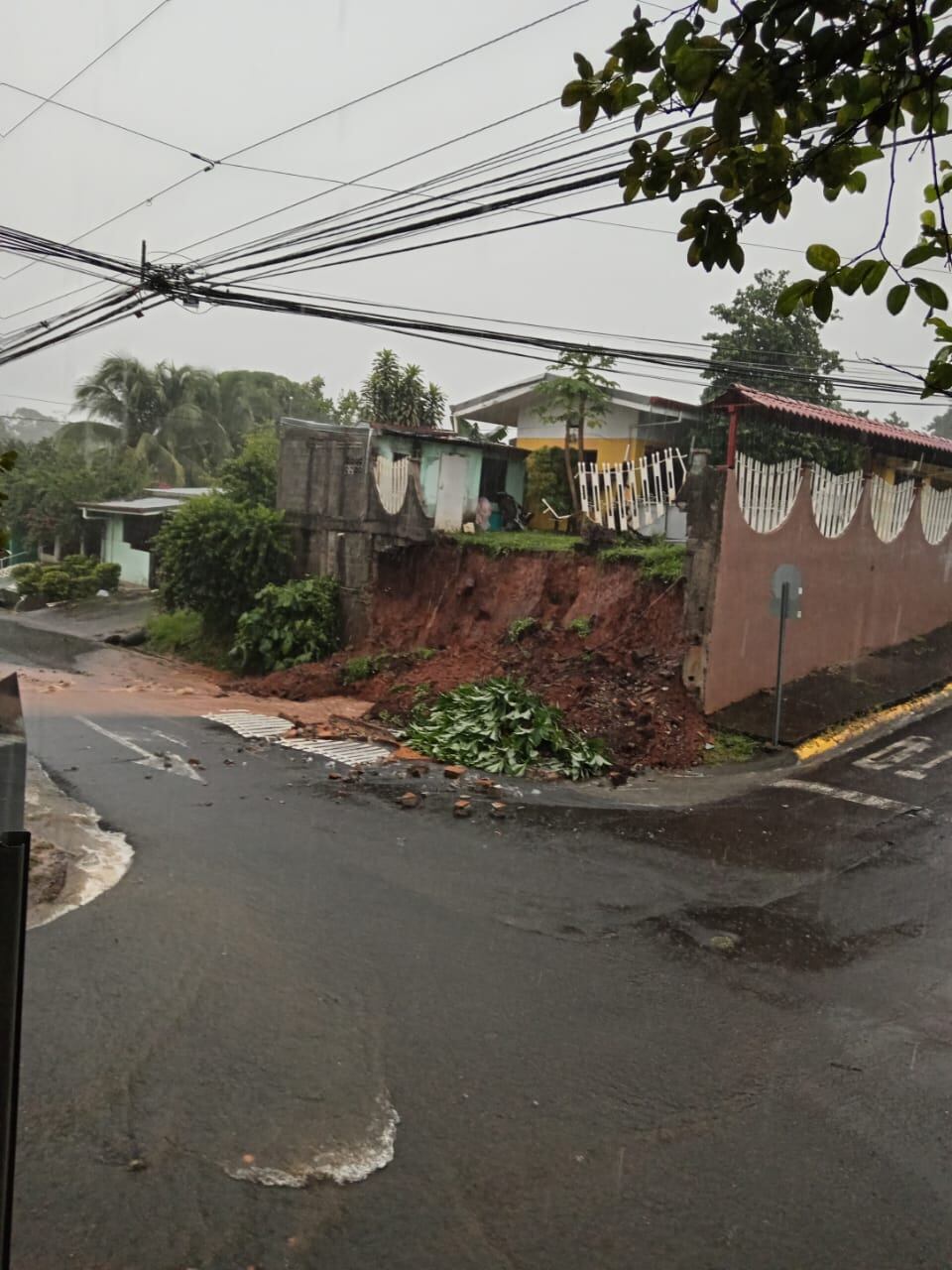 En Esparza las lluvias del domingo dejaron esta casa sin muro y falseadas las bases. Foto: Cortesía