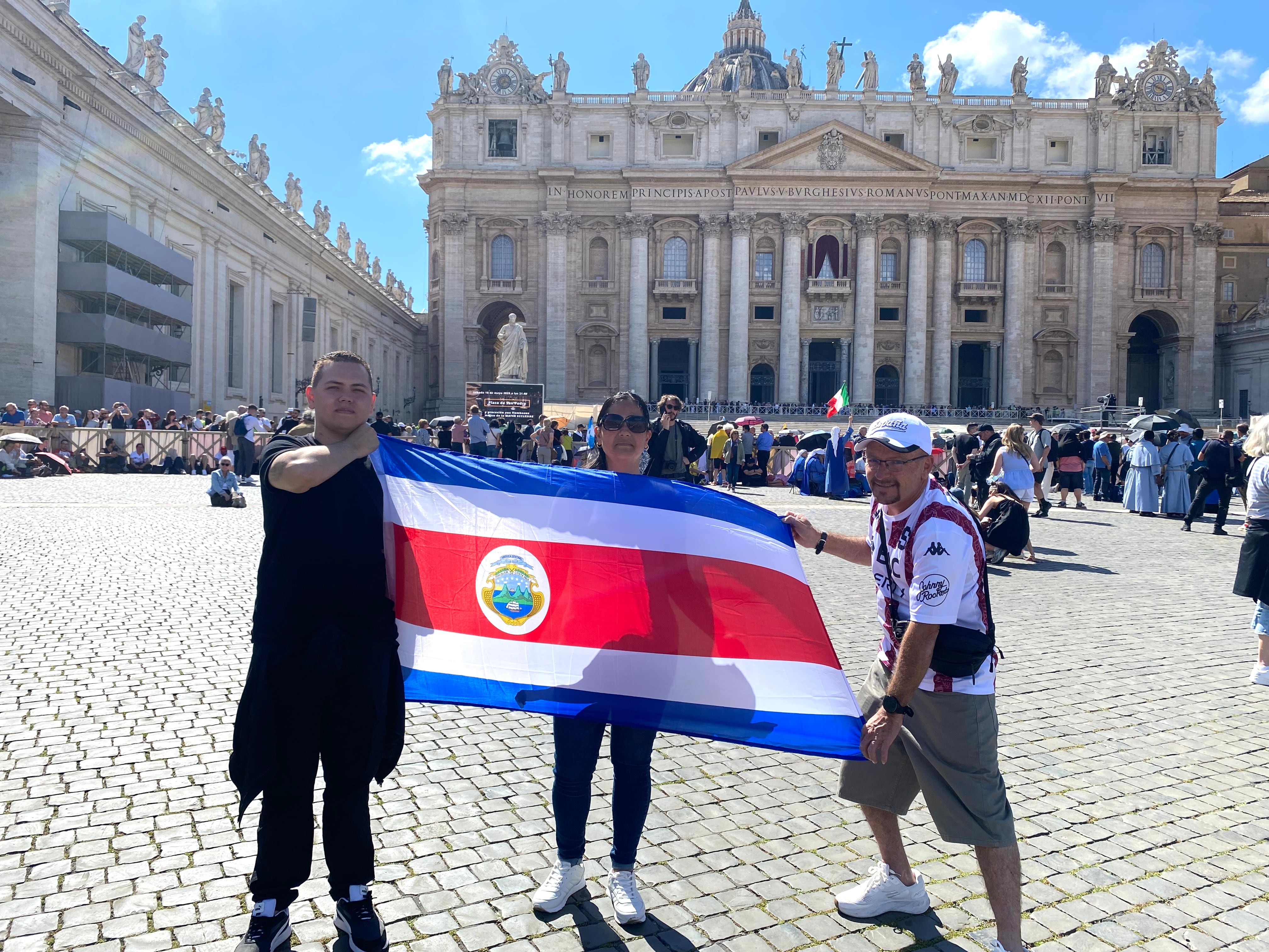 Los esposos Ademar Araya y Priscilla Mora con su hijo Daniel.