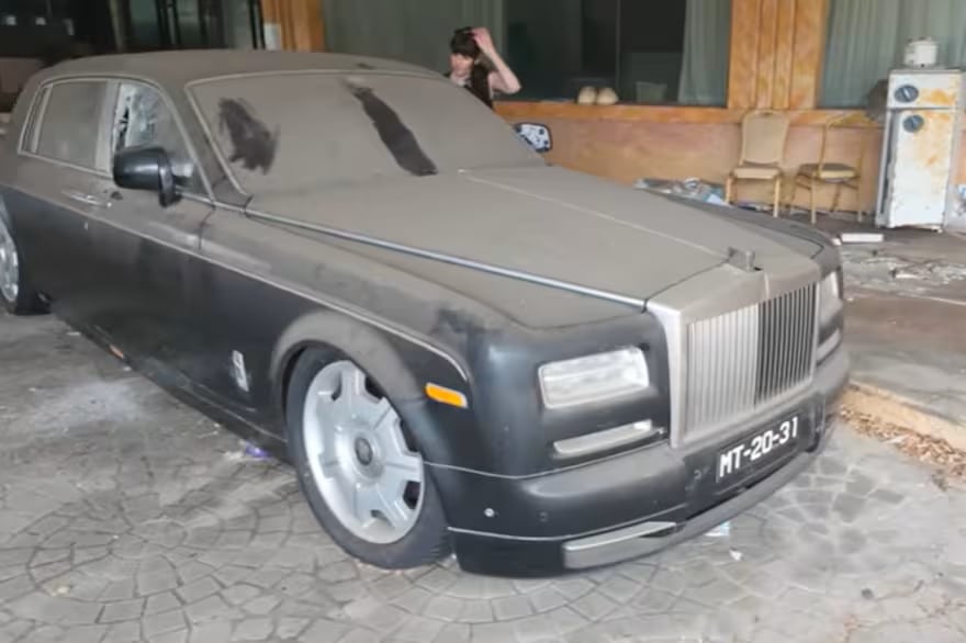 Un youtuber halló autos de lujo abandonados en un hotel cerrado por delitos y reformas ilegales en Macao, China.