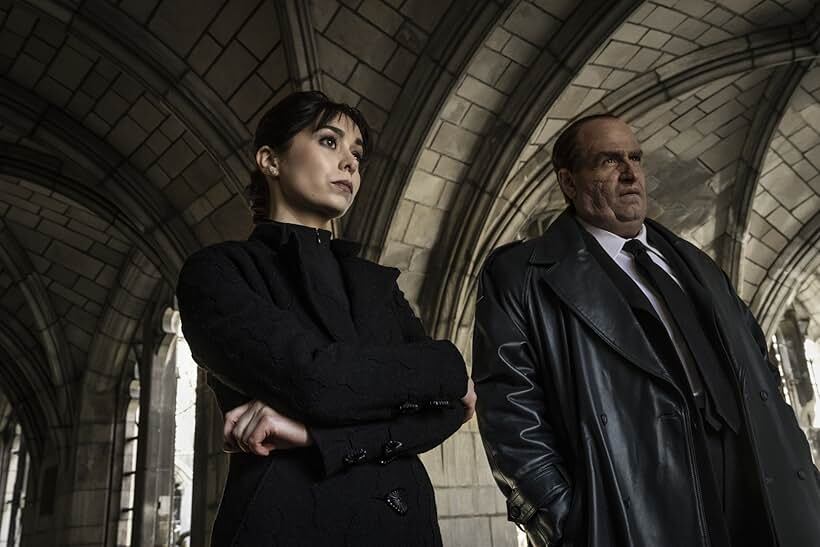 Los actores Cristin Milioti y Colin Farrell en una escena de la serie 'The Penguin', como Sofia Falcone y Oswald 'Oz' Cobb.