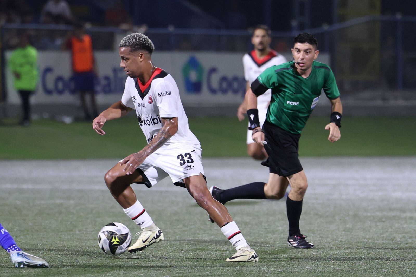 El árbitro Brayan Cruz cometió un serio error en el partido entre Pérez Zeledón y Liga Deportiva Alajuelense.