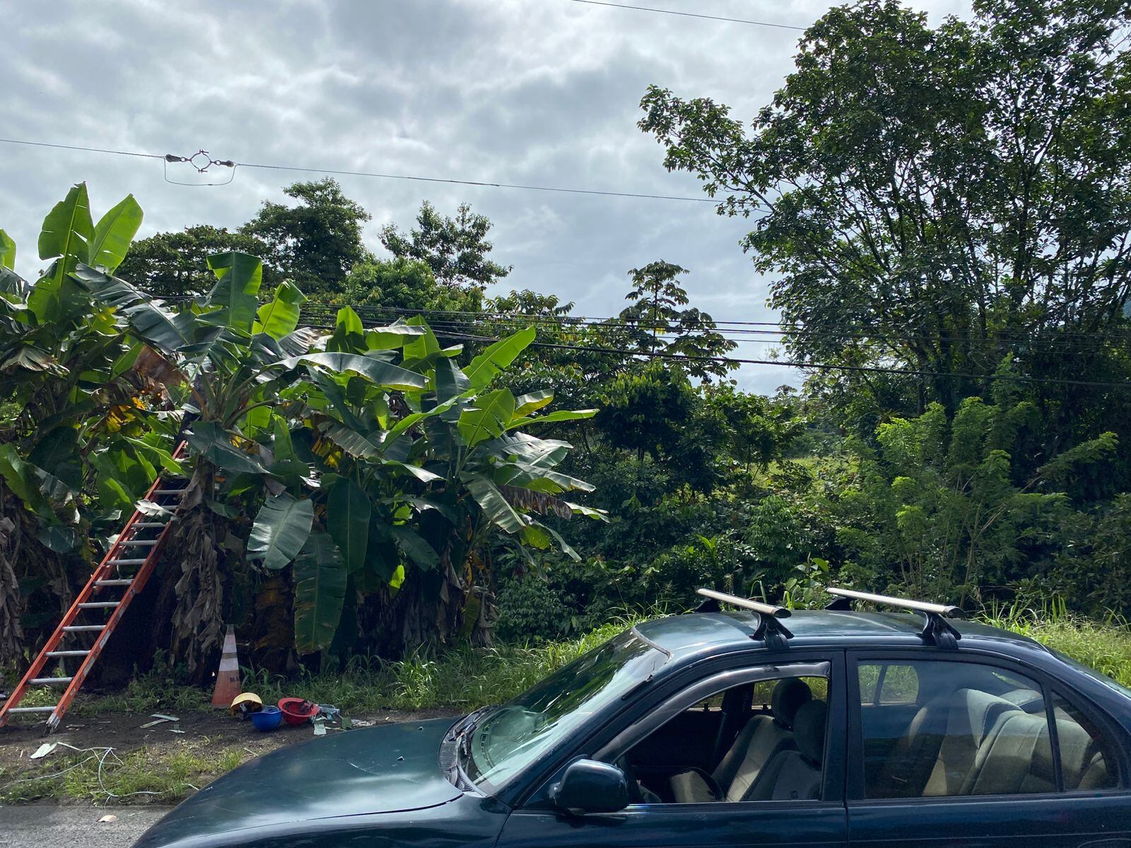 La víctima, de 23 años, sufrió la amputación de su brazo derecho tras la caída mientras realizaba trabajos de fibra óptica, según reportes oficiales.