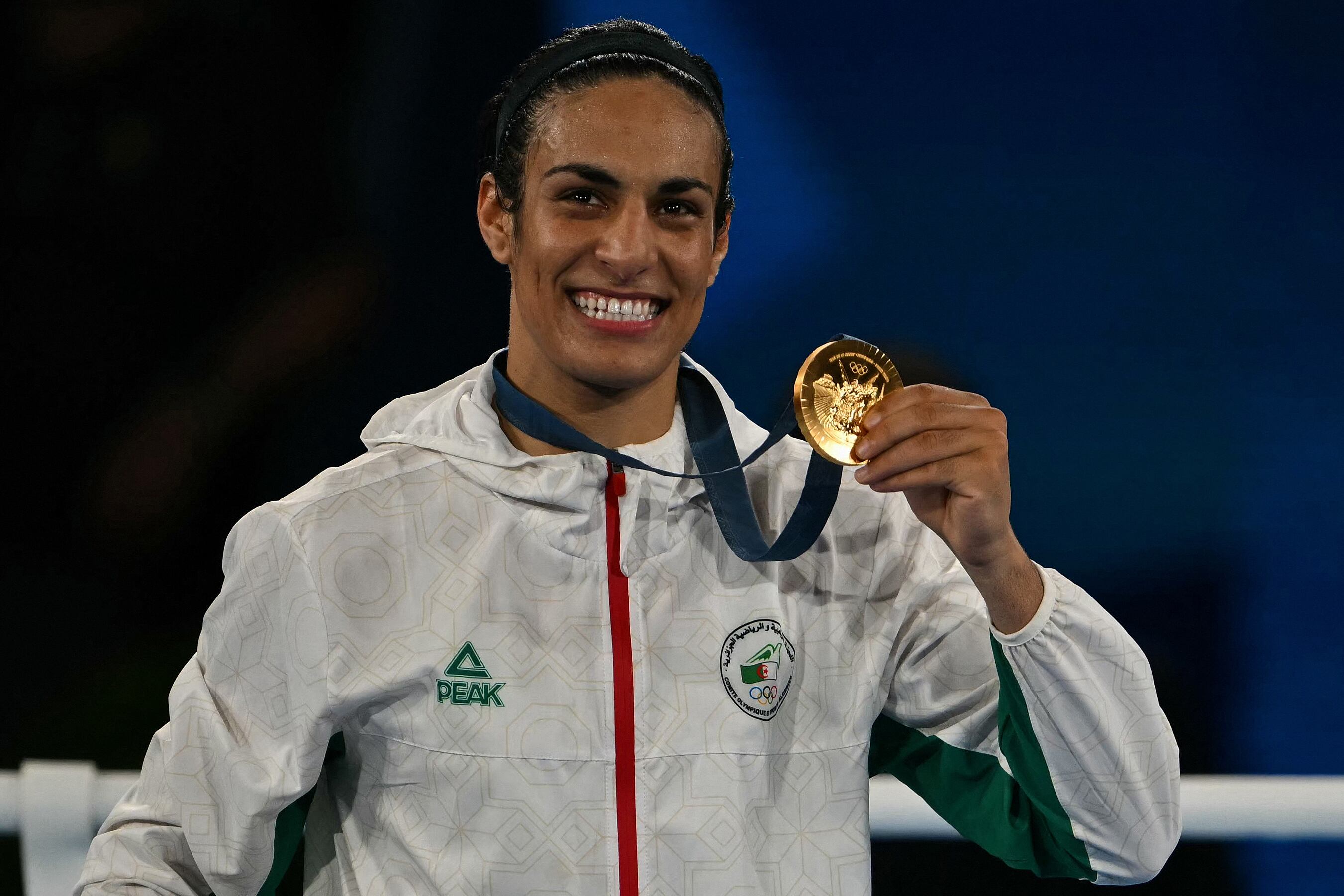 La boxeadora argelina Imane Khelif posa con su medalla de oro luego de ganar la categoría de 66 kilos en los Juegos Olímpicos de París 2024. El COI cerró la puerta a atletas transgénero e intersexuales.