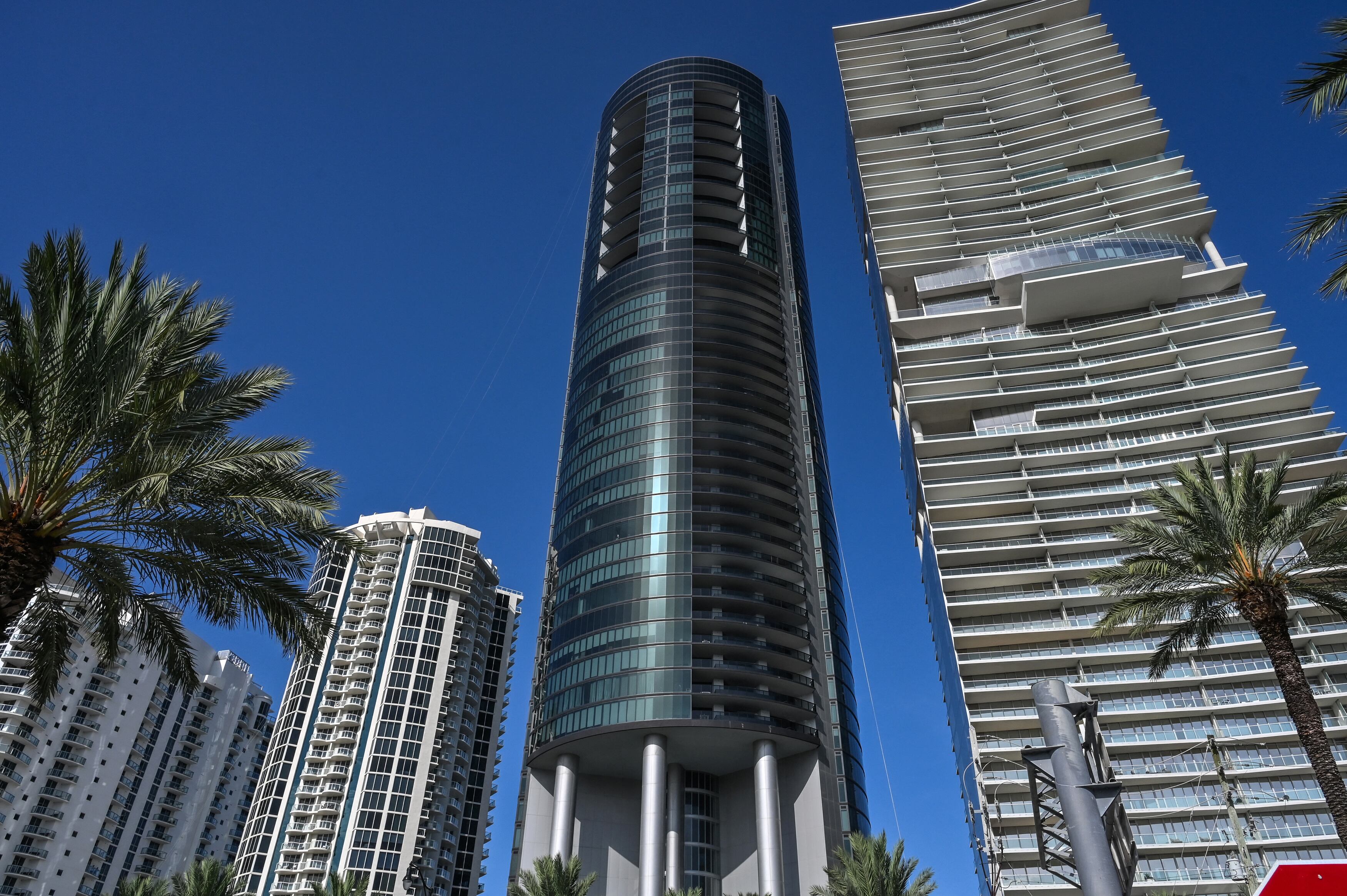 El skyline de Sunny Isles Beach, Florida, y la Torre Porsche Design (C) aparecen en la imagen tomada en Miami, Florida, el 11 de julio de 2023. (Foto: Giorgio Viera / AFP)