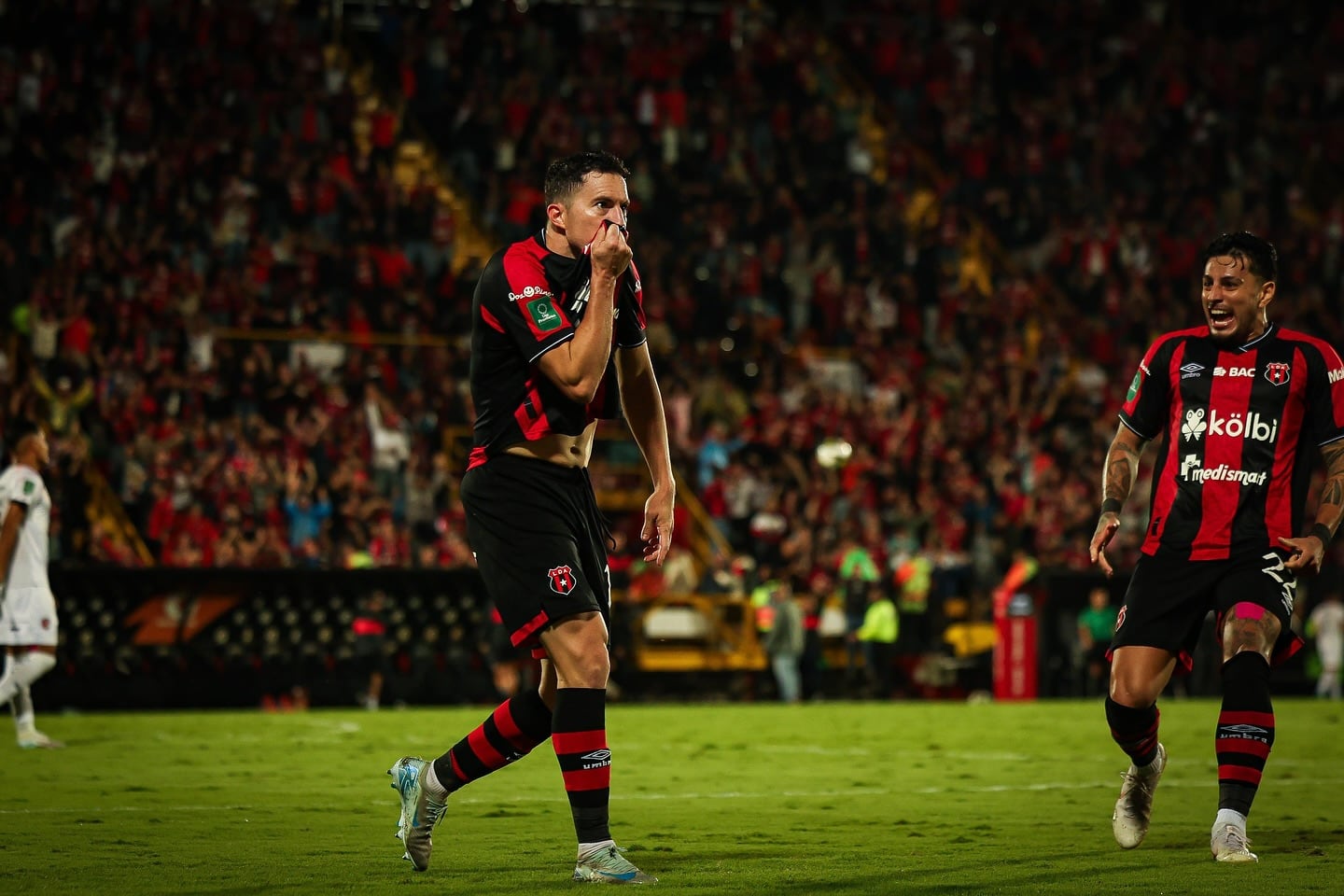 Bryan Oviedo participó en la jugada en la que también intervino Rónald Matarrita para el gol de Joshua Navarro.