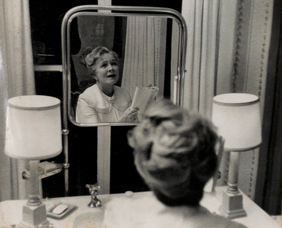 TN-AH-021--384- Helen Hayes ante el espejo