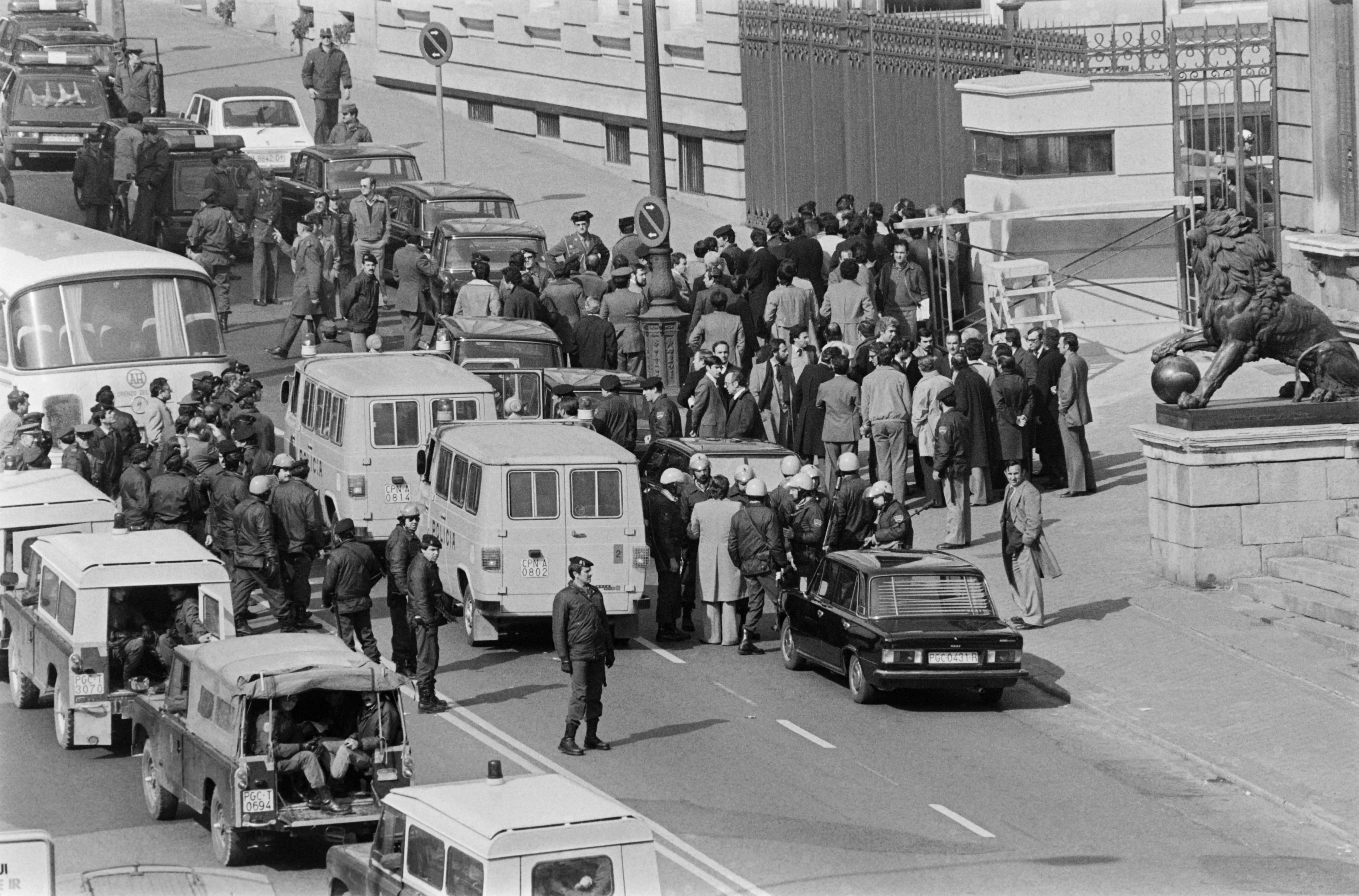 Periodistas, policías y guardias civiles esperan la liberación de diputados del Parlamento, frente al edificio del Congreso de los Diputados en Madrid, el 24 de febrero de 1981, tras un intento de golpe de Estado perpetrado por el teniente coronel Antonio Tejero de Molina y un grupo de extrema derecha de la Guardia Civil paramilitar. El gobierno español publicará los documentos clasificados sobre el intento de golpe de Estado del 23 de febrero de 1981, cuando militares nostálgicos de Franco entraron en el Parlamento armados, anunció el presidente del Gobierno el 23 de febrero de 2026.