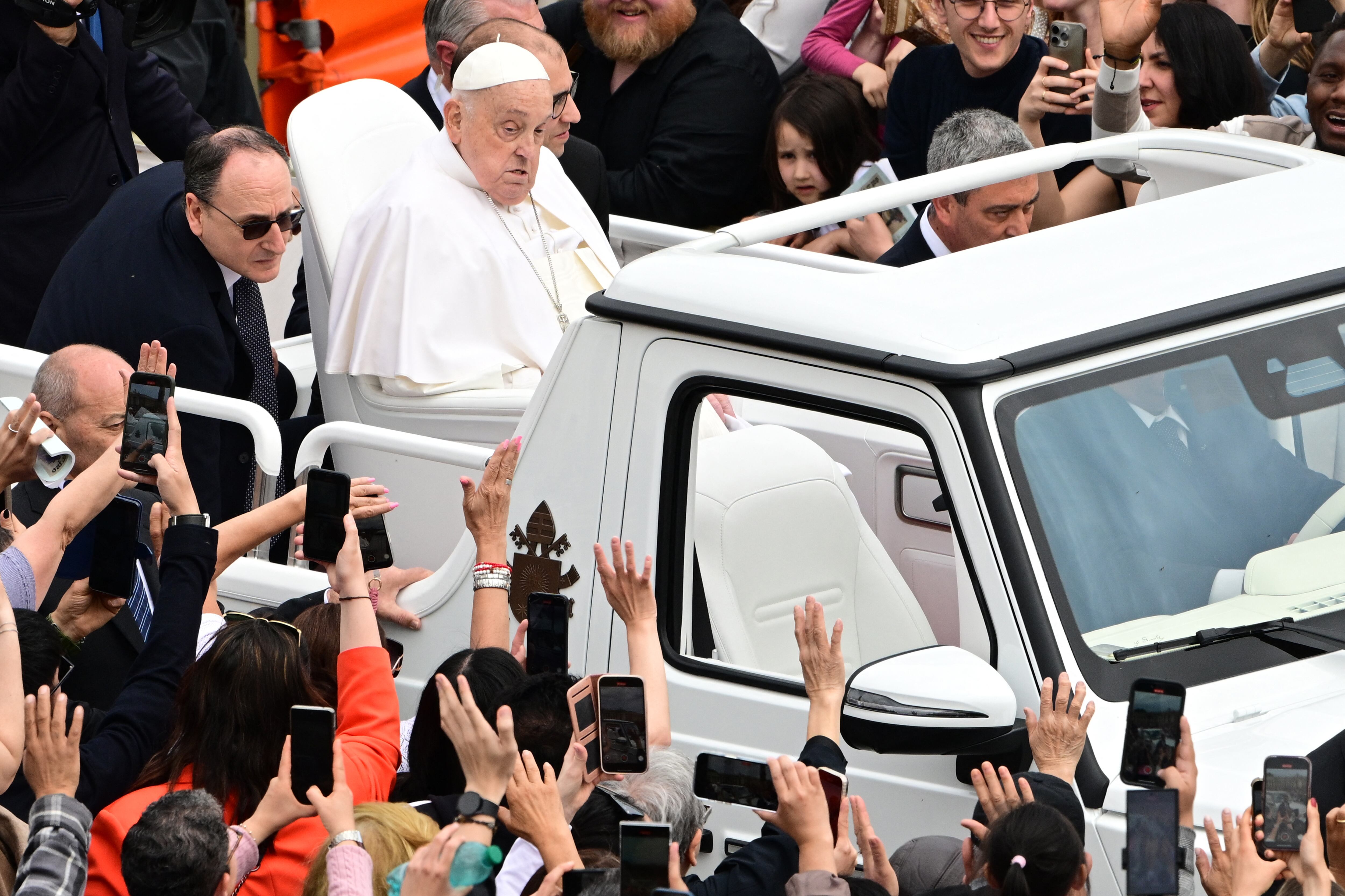 El Papa Francisco saluda a la multitud desde el papamóvil, después de la misa de Pascua, en la plaza de San Pedro, en el Vaticano.