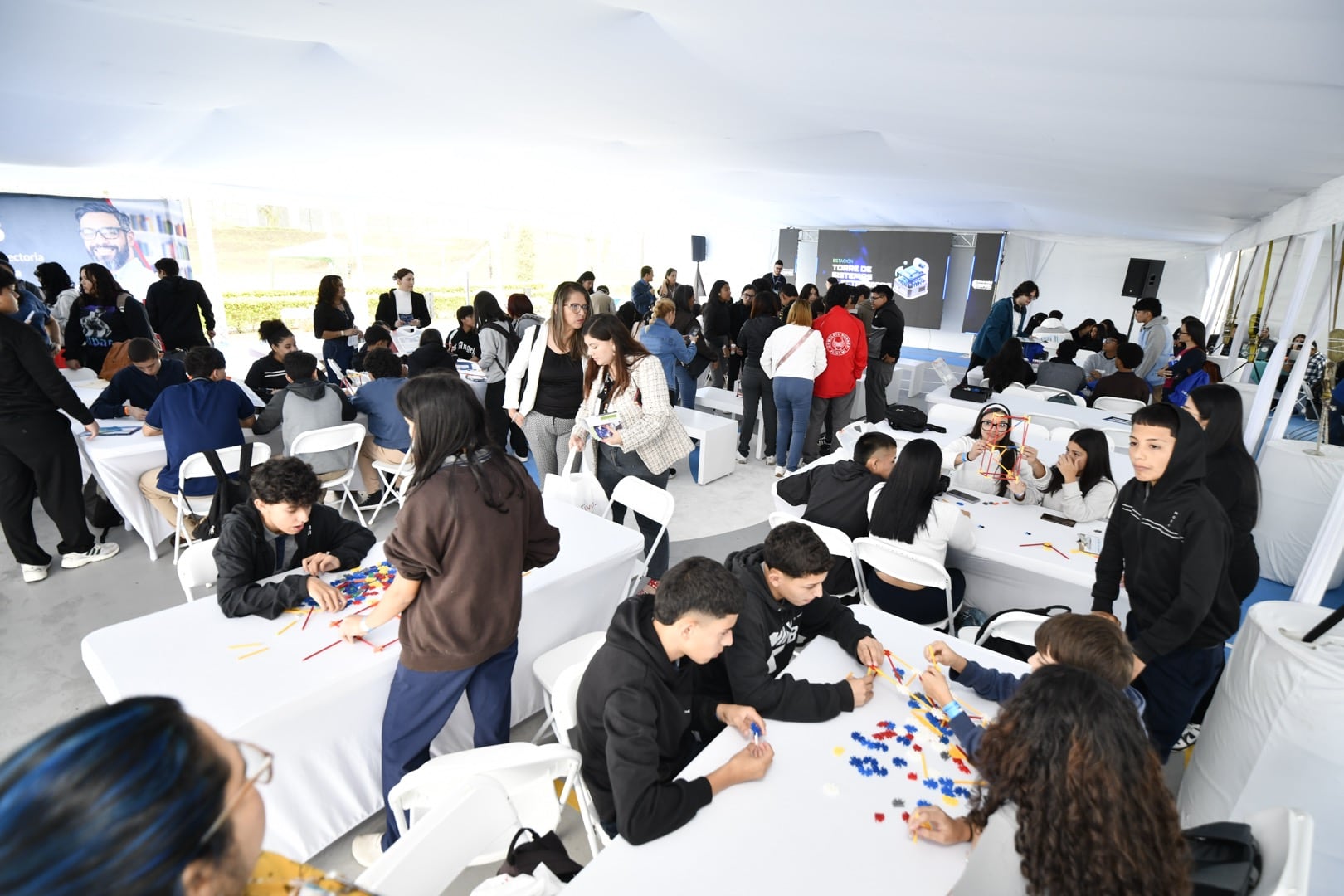 Decenas de estudiantes de colegios académicos y técnicos de Cartago participan en actividades prácticas y dinámicas grupales durante la segunda edición de la feria vocacional Zona STEAM La Lima, organizada por Zona Franca La Lima para acercar a los jóvenes a carreras relacionadas con tecnología, ingeniería, manufactura avanzada y ciencias.