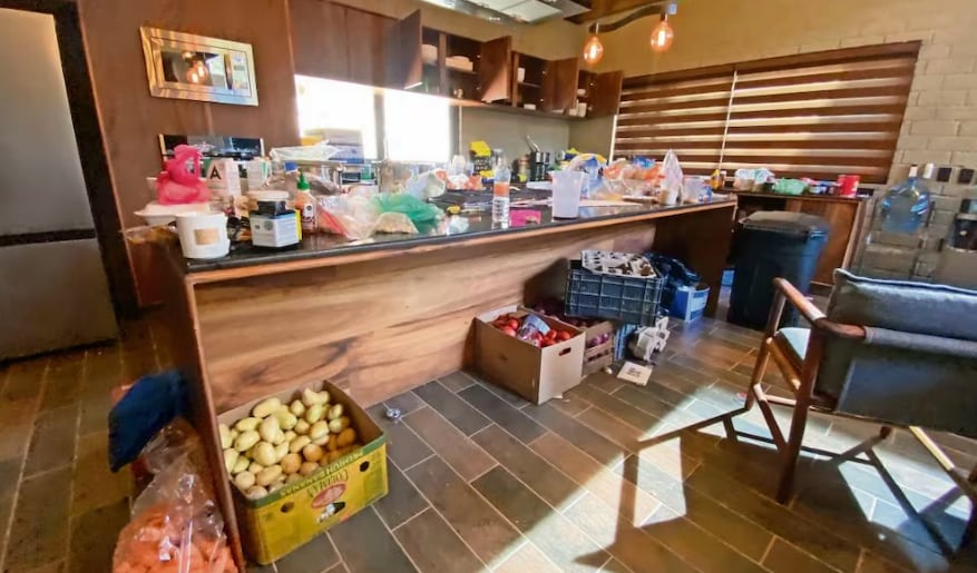 En la cocina se encontraron grandes cantidades de alimentos, sobre todo frutas y verduras. Foto: Valente Rosas / EL UNIVERSAL