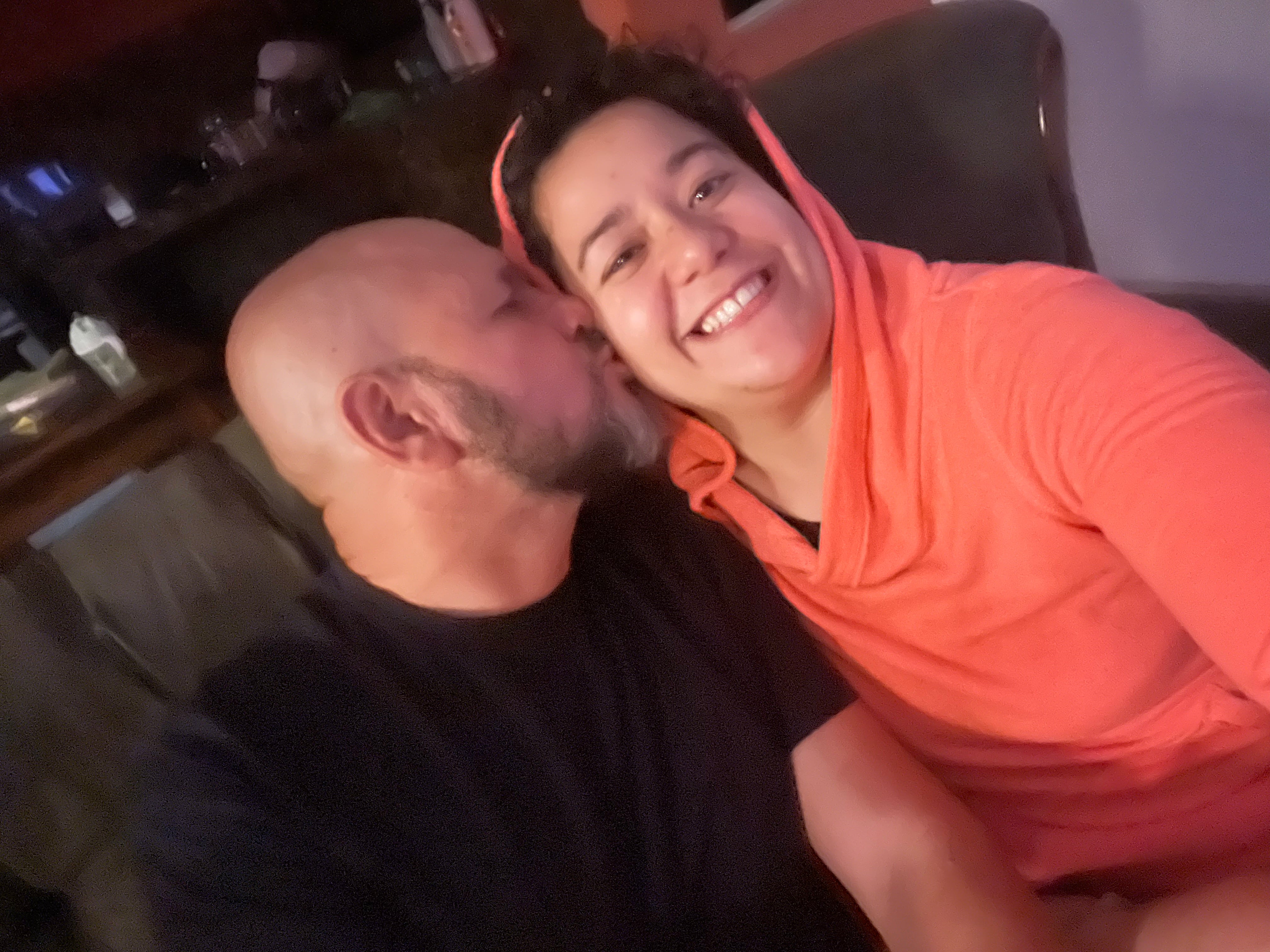 Víctor Picado besa a su hija Andrea diagnosticada con cáncer de mama triple negativo. Fue él quien pasó casi un mes recorriendo pasillos del Hospital San Juan de Dios para conseguir el papel que le permitiría a Andrea interponer el recurso de amparo que terminó abriéndole el acceso al tratamiento.