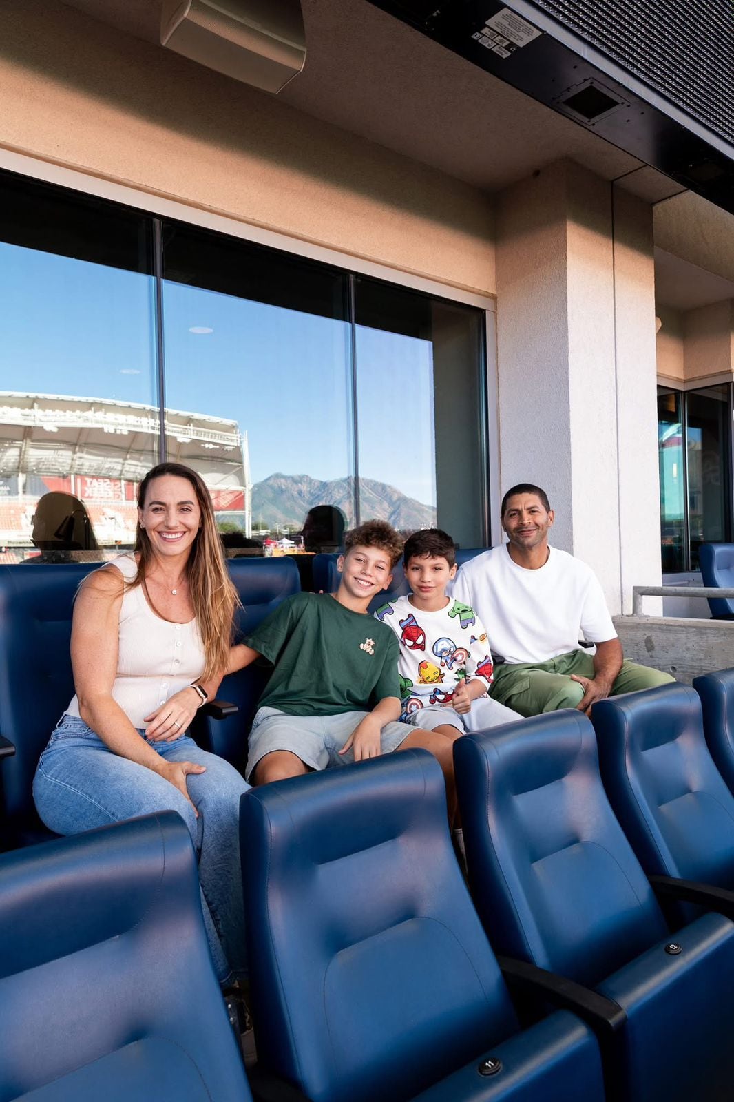 Álvaro Saborío, junto a su familia en el estadio America First Field del Real Salt Lake.