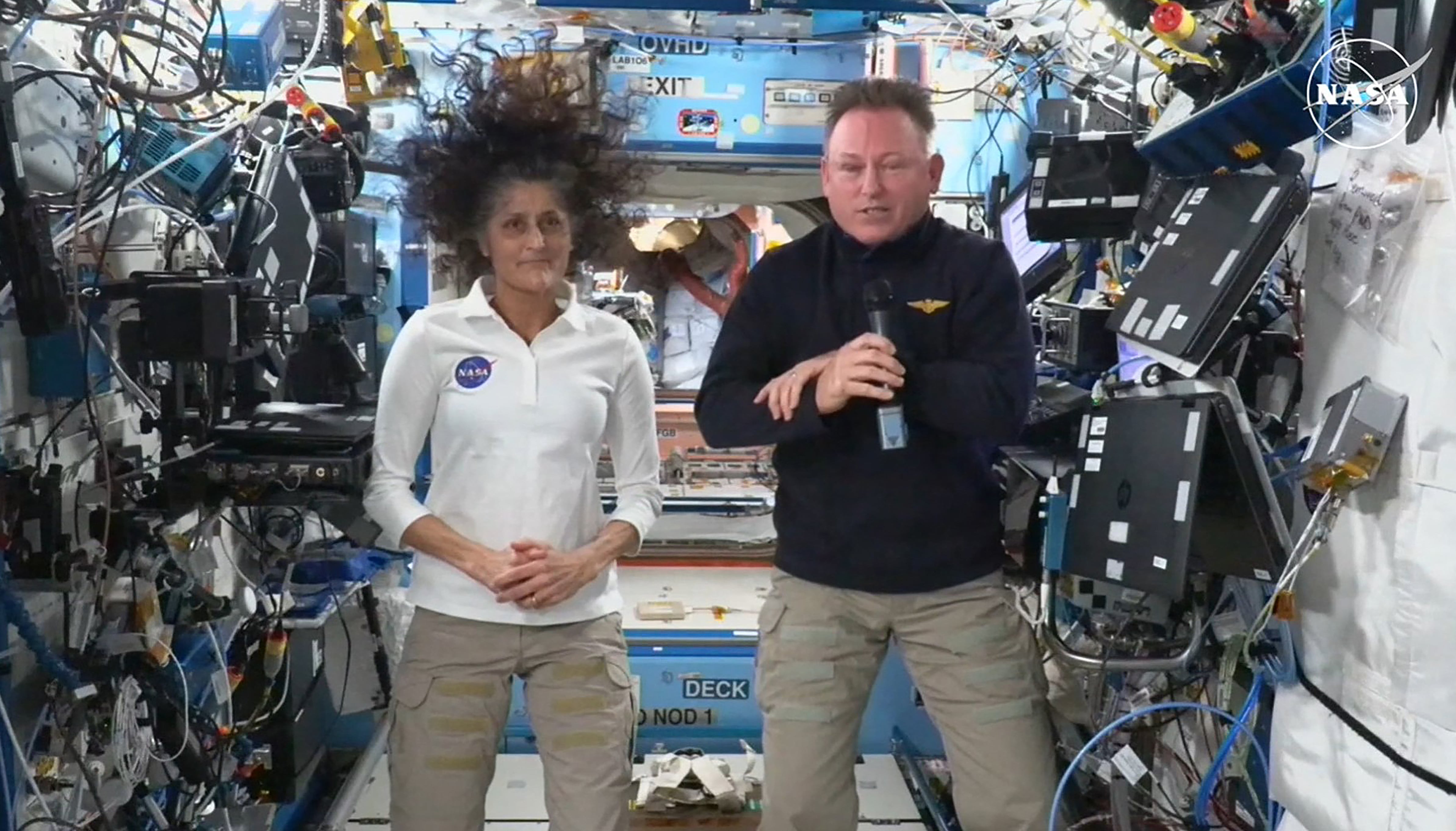 En esta imagen fija tomada de una transmisión de NASA TV, los astronautas de la NASA Butch Wilmore (derecha) y Suni Williams ofrecen una rueda de prensa desde la Estación Espacial Internacional (ISS) el 13 de septiembre de 2024. Wilmore y Williams, que llegaron a la ISS a bordo del Starliner de Boeing, regresarán a casa con su rival SpaceX en febrero de 2025, según ha informado la NASA.