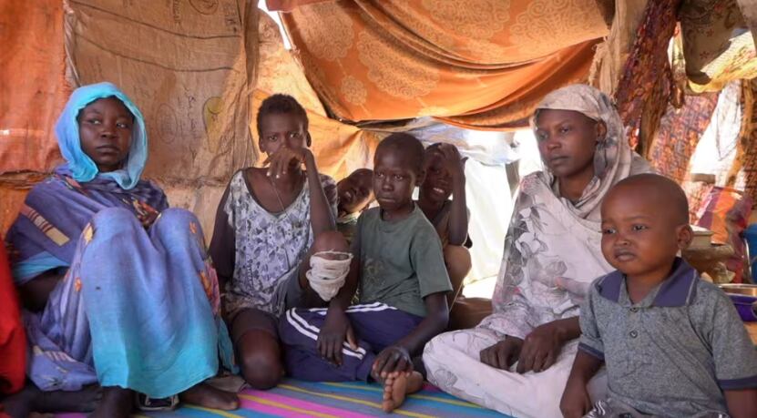 Familias desplazadas por la guerra en Sudán enfrentan ahora un nuevo riesgo: un brote de cólera que se propaga en zonas con acceso limitado a agua potable y atención médica.