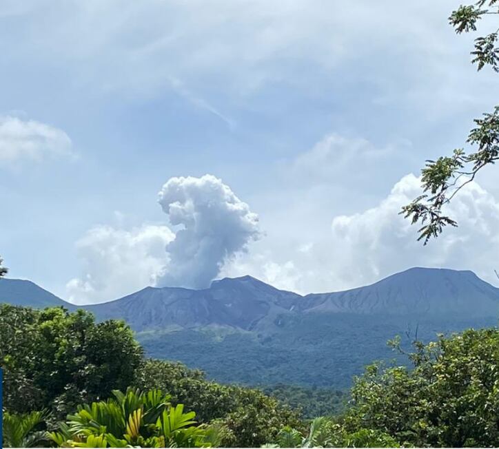 Erupción captada el pasado lunes 19, la cual se elevó a unos 500 metros del cráter. Foto: Cortesia CNE.