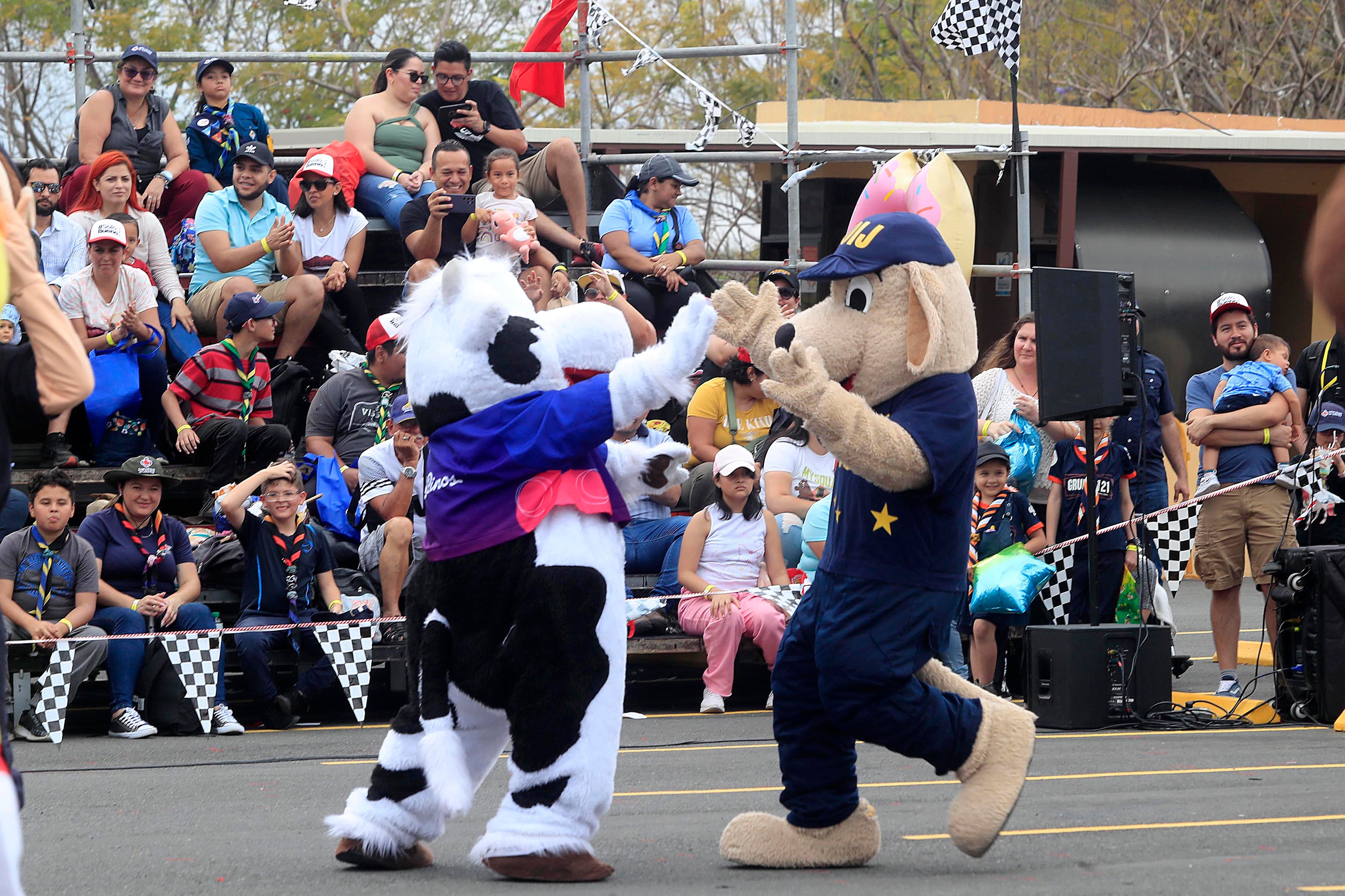 18/02/2024 Museo de los Niños, Parqueo C. Las familias disfrutaron, este domingo, del tradicional Campeonato Nacional de Personajes del Museo de los Niños 2024. Más de 25 personajes y botargas inflables y de peluche, de diferentes marcas, empresas e instituciones participaron en la competencia más divertida y colorida del año. Por segundo año, el evento se realizó en un espacio limitado, en formato estadio y con graderías donde el público disfrutó cómodamente sentado de todas las actividades.